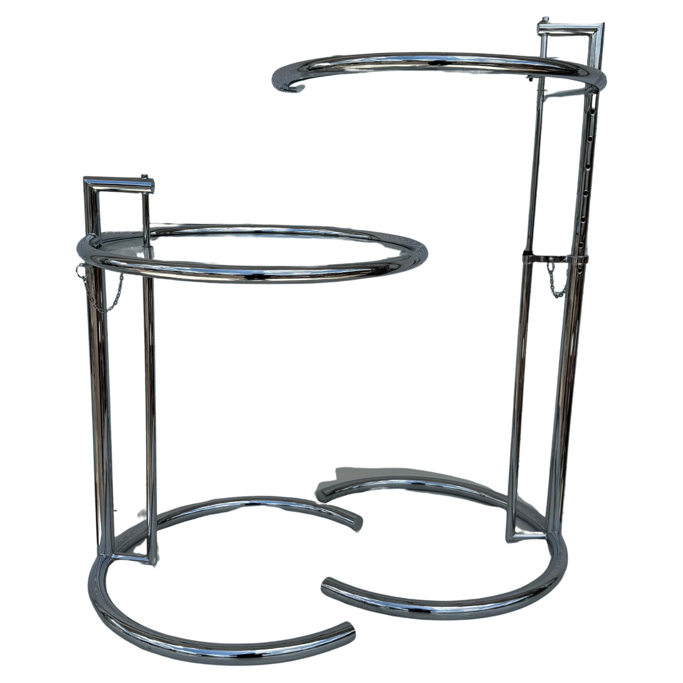 Paire de tables d'appoint à plateau réglable en chrome tubulaire Eileen Gray en vente