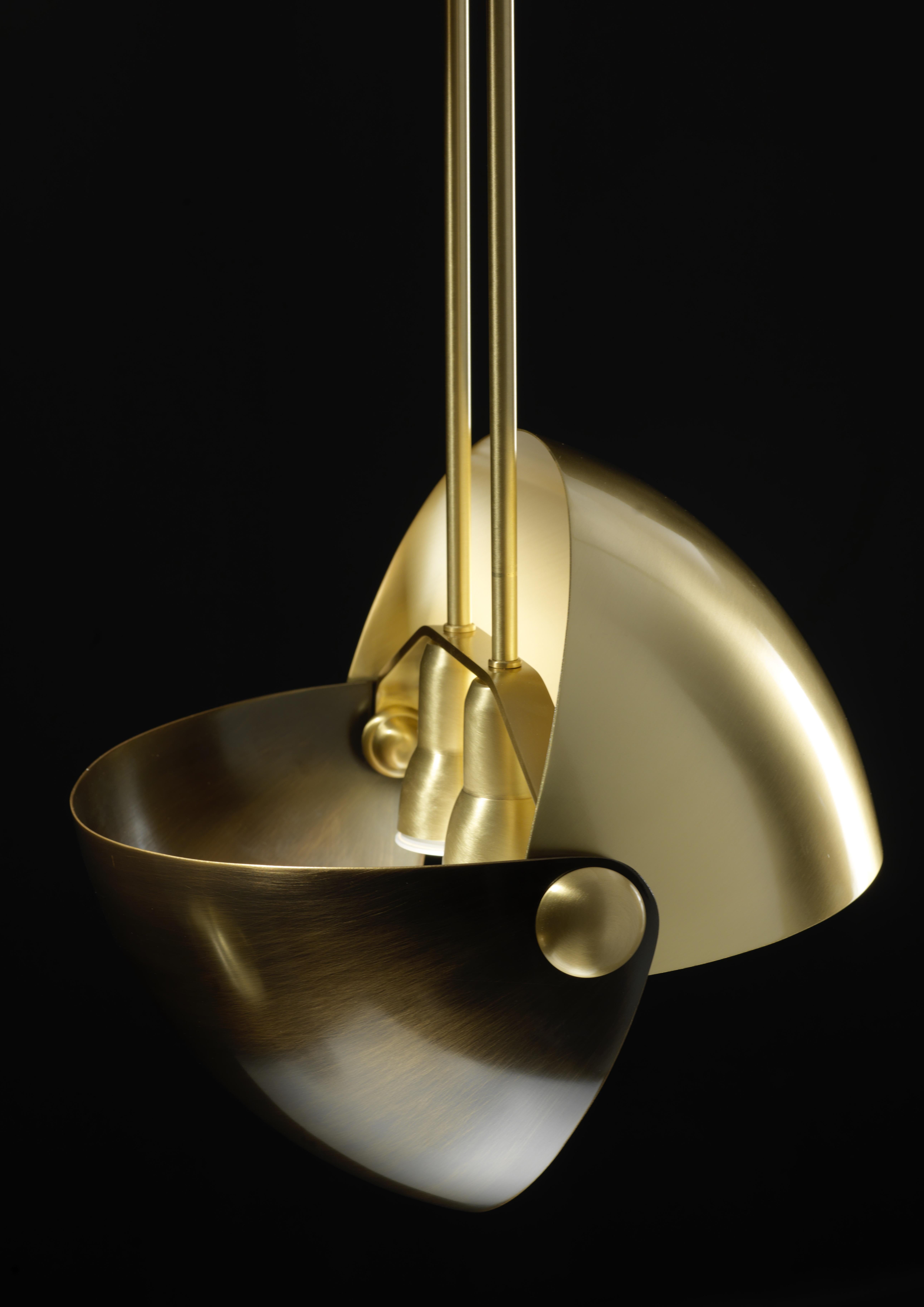 Eirene brass Italian pendant lamp by Esperia
Eirene- lamp made entirely of brass. It is adjustable to obtain various configurations. Available in suspension, floor and wall version.
Suspension and floor version diameter: 32 cm
Height: