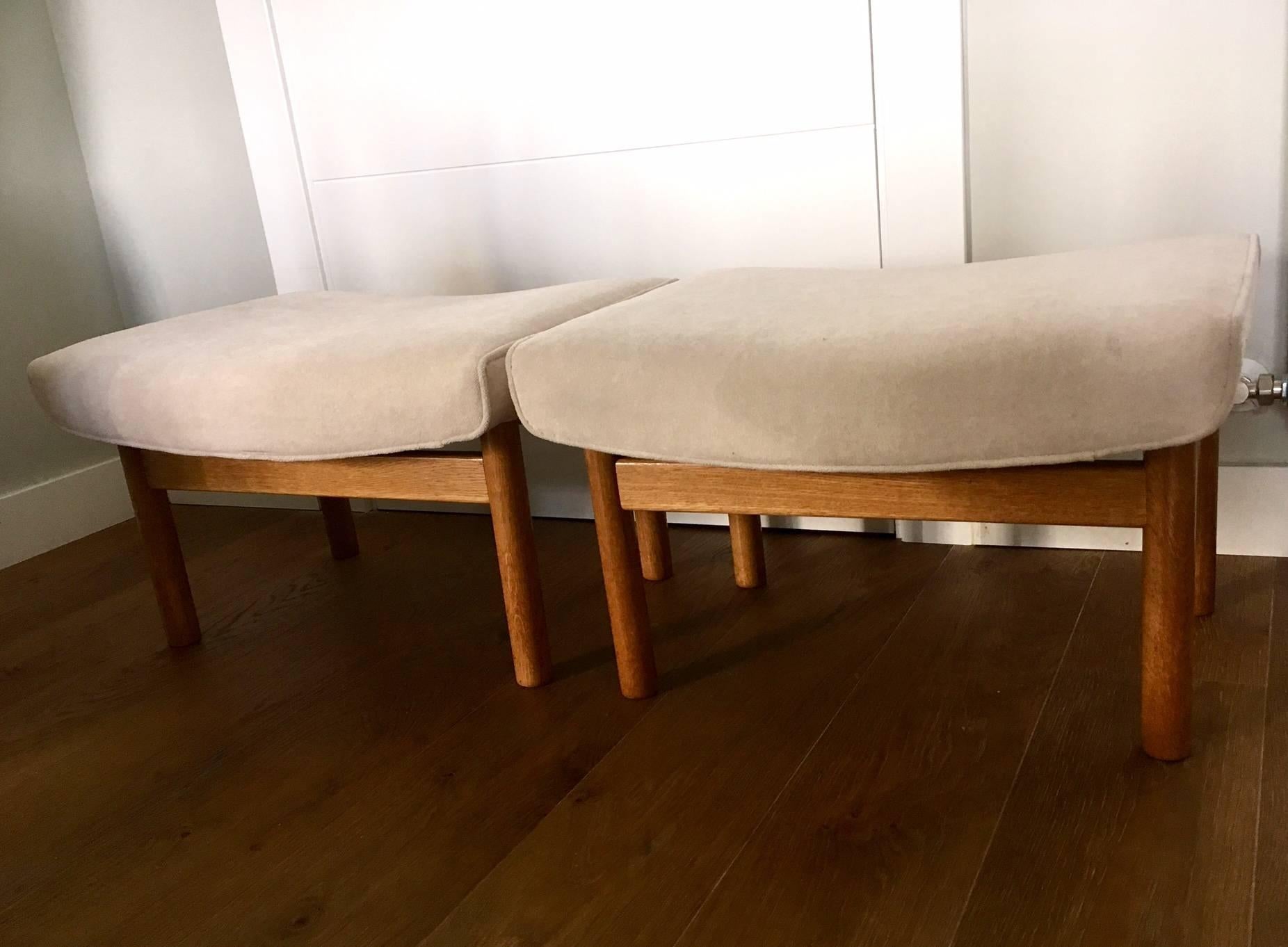 Pair of Scandinavian Modern Oak Stools Produced by Willy Beck In Good Condition For Sale In Madrid, ES