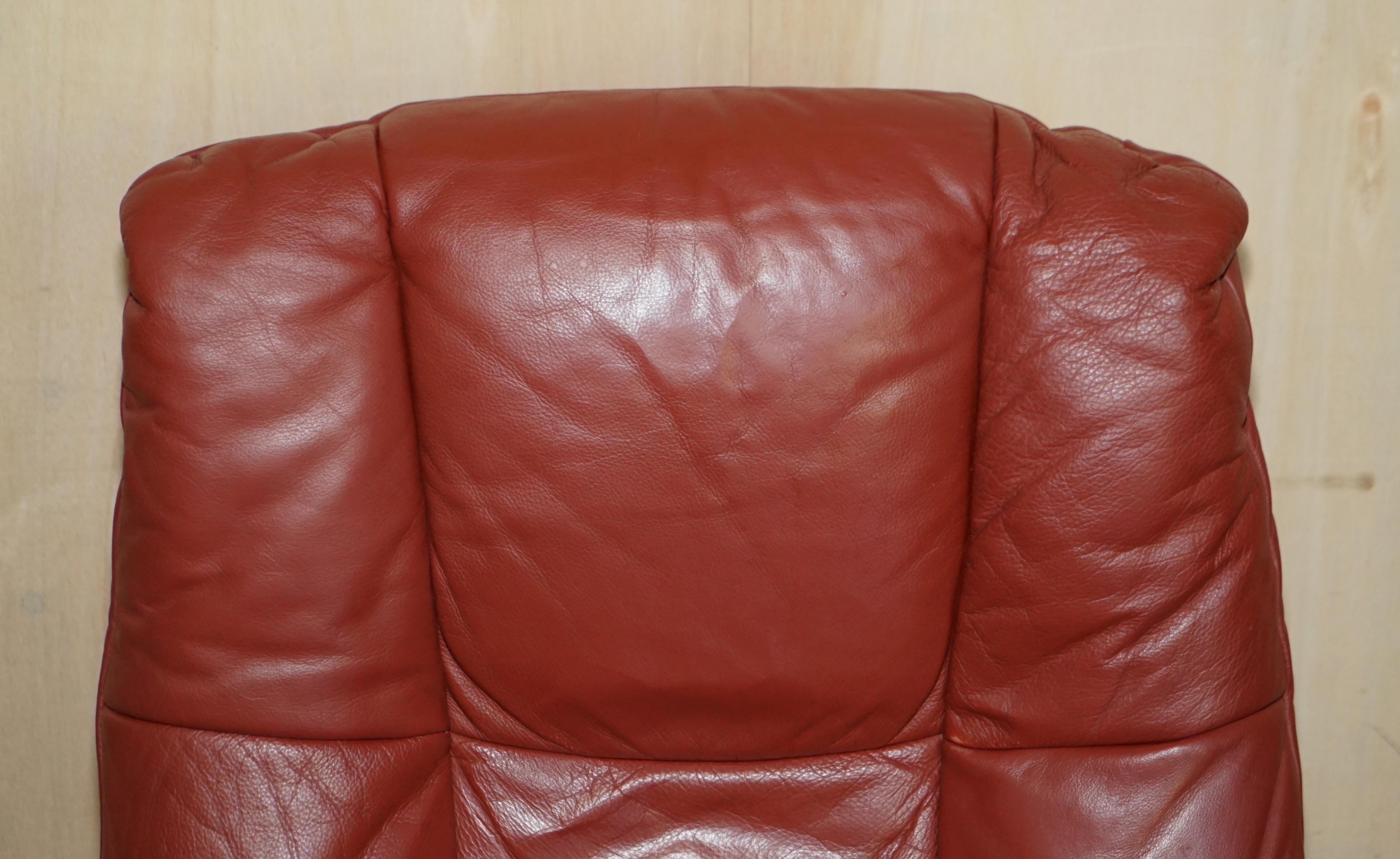 Mid-Century Modern Pair of Ekornes Stressless Recliner Leather Swivel Armchairs Super Comfortable