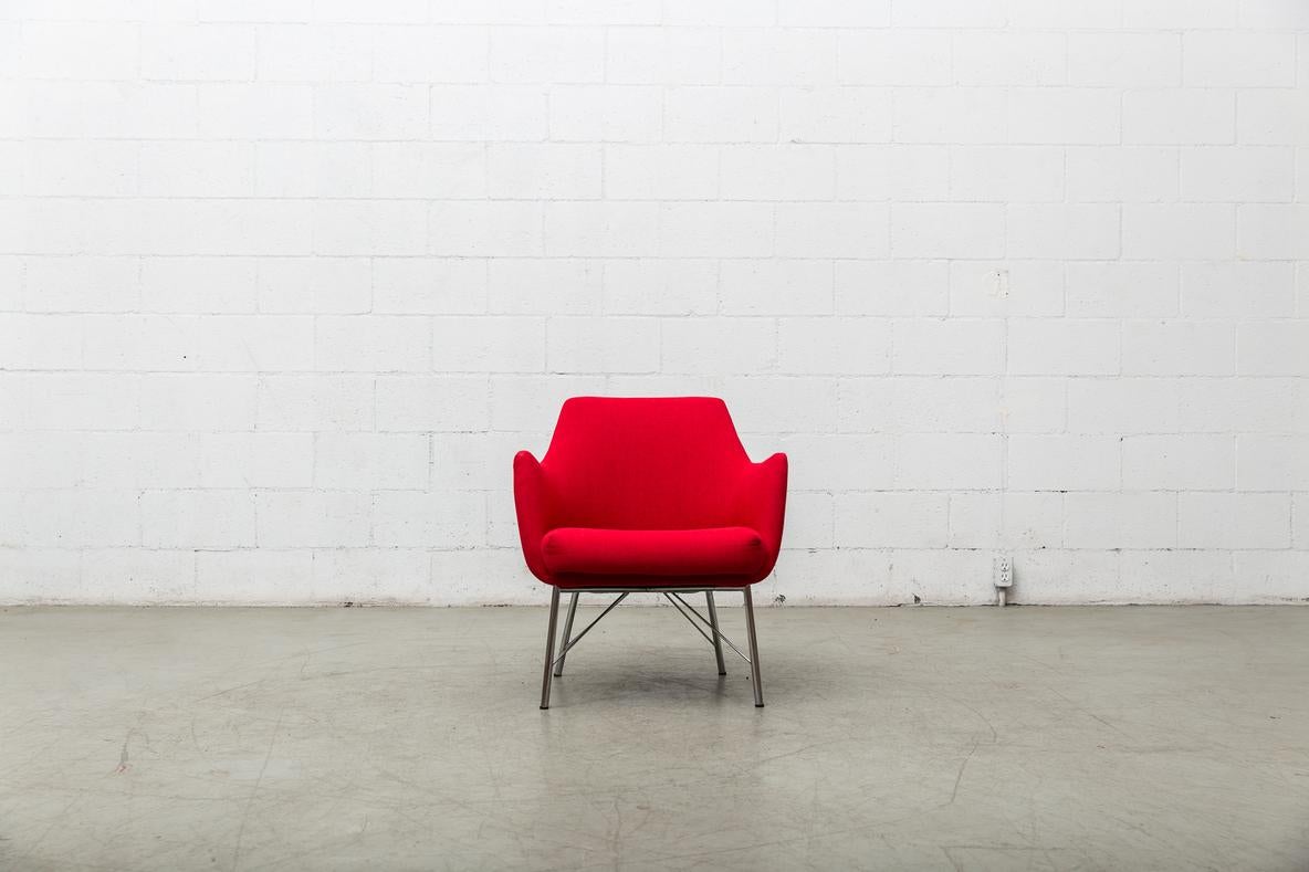 Pareja de butacas Ekselius para Pastoe recién retapizadas en rojo carmín con base arquitectónica original cromada. La montura es original con algunos signos de desgaste propios de la edad y el uso. Precio establecido.
