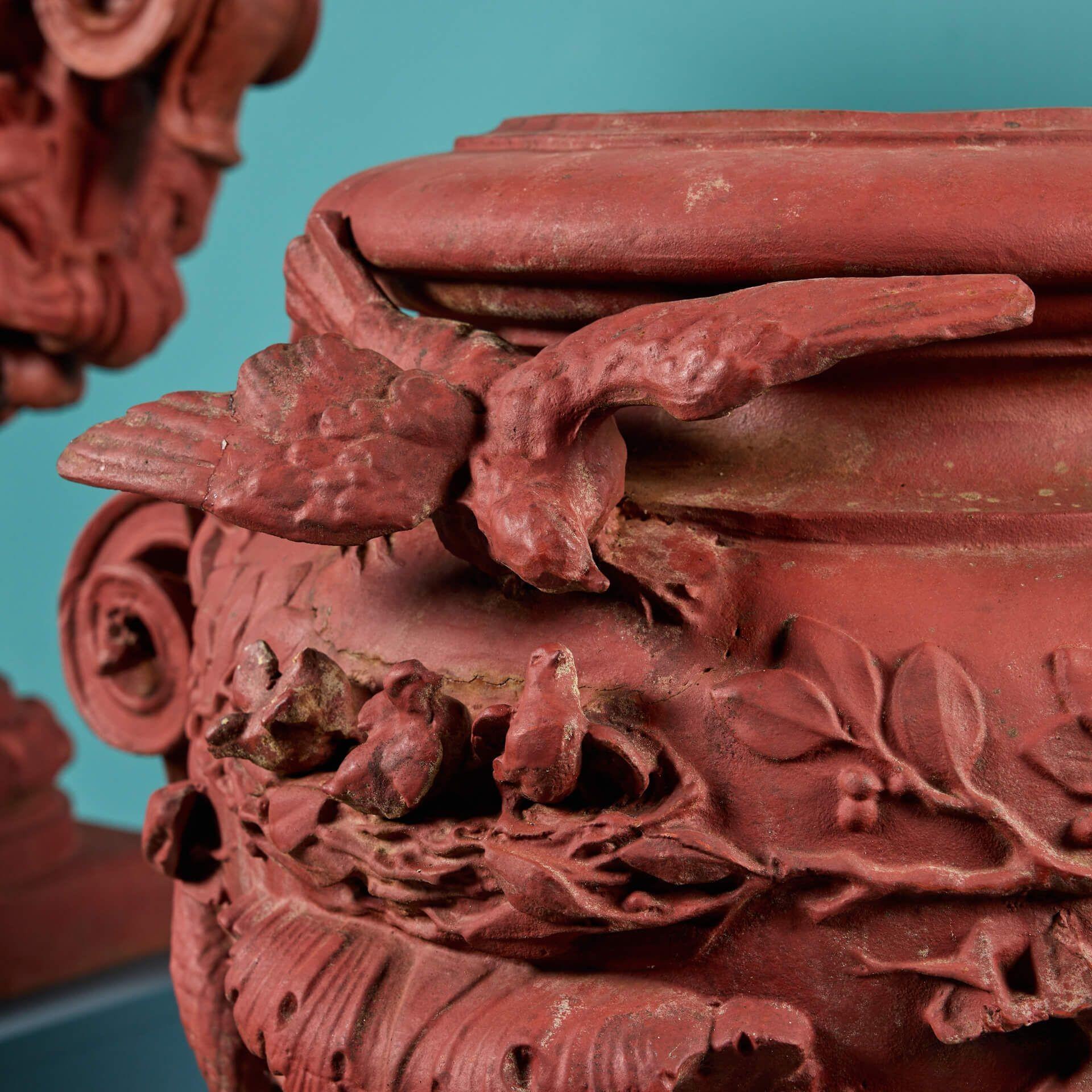 Victorien Paire d'urnes en fonte antiques très élaborées en vente