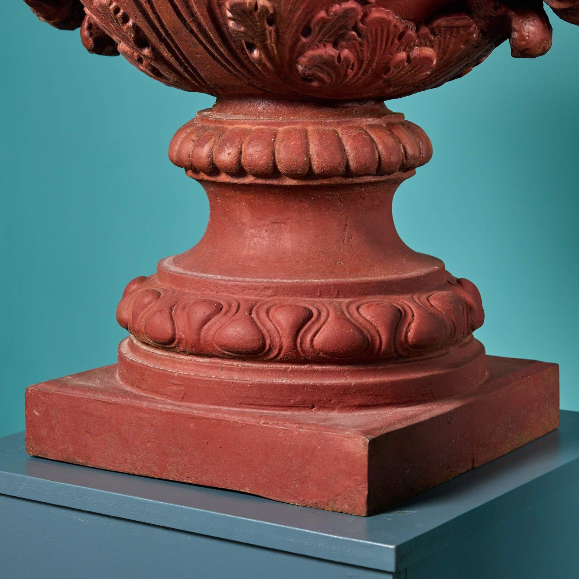 Métal Paire d'urnes en fonte antiques très élaborées en vente