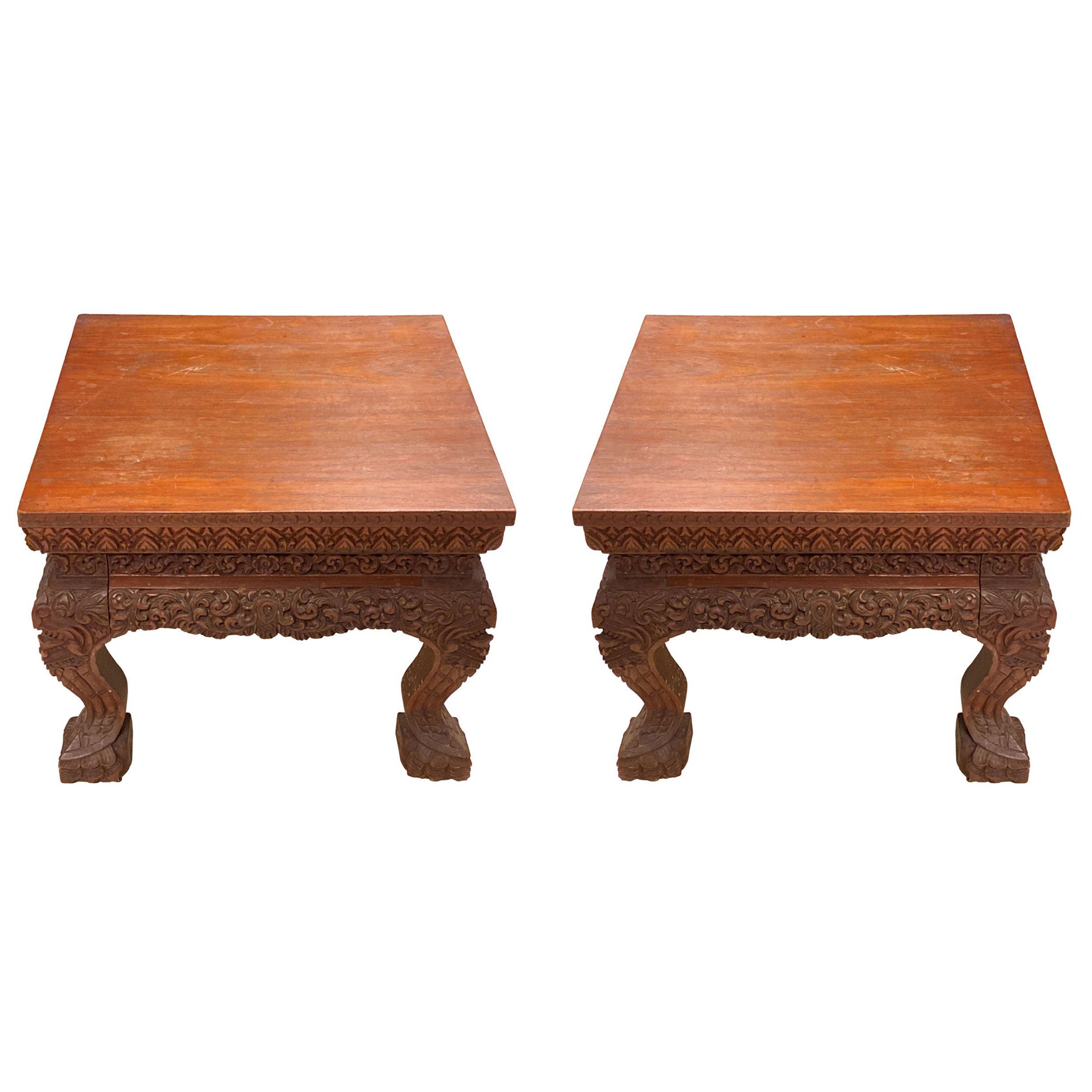 Paire de tables basses asiatiques élaborées en bois sculpté  Stand