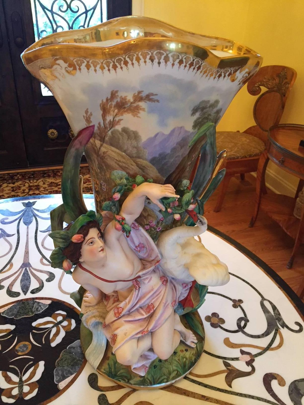 Un par de jarrones de guarnición para chimenea de porcelana de París antigua, de colores vibrantes y dorados. Las figuras con jarrones, elaboradamente pintadas a mano, presentan una decoración floral y de hojas muy detallada con reflejos dorados.