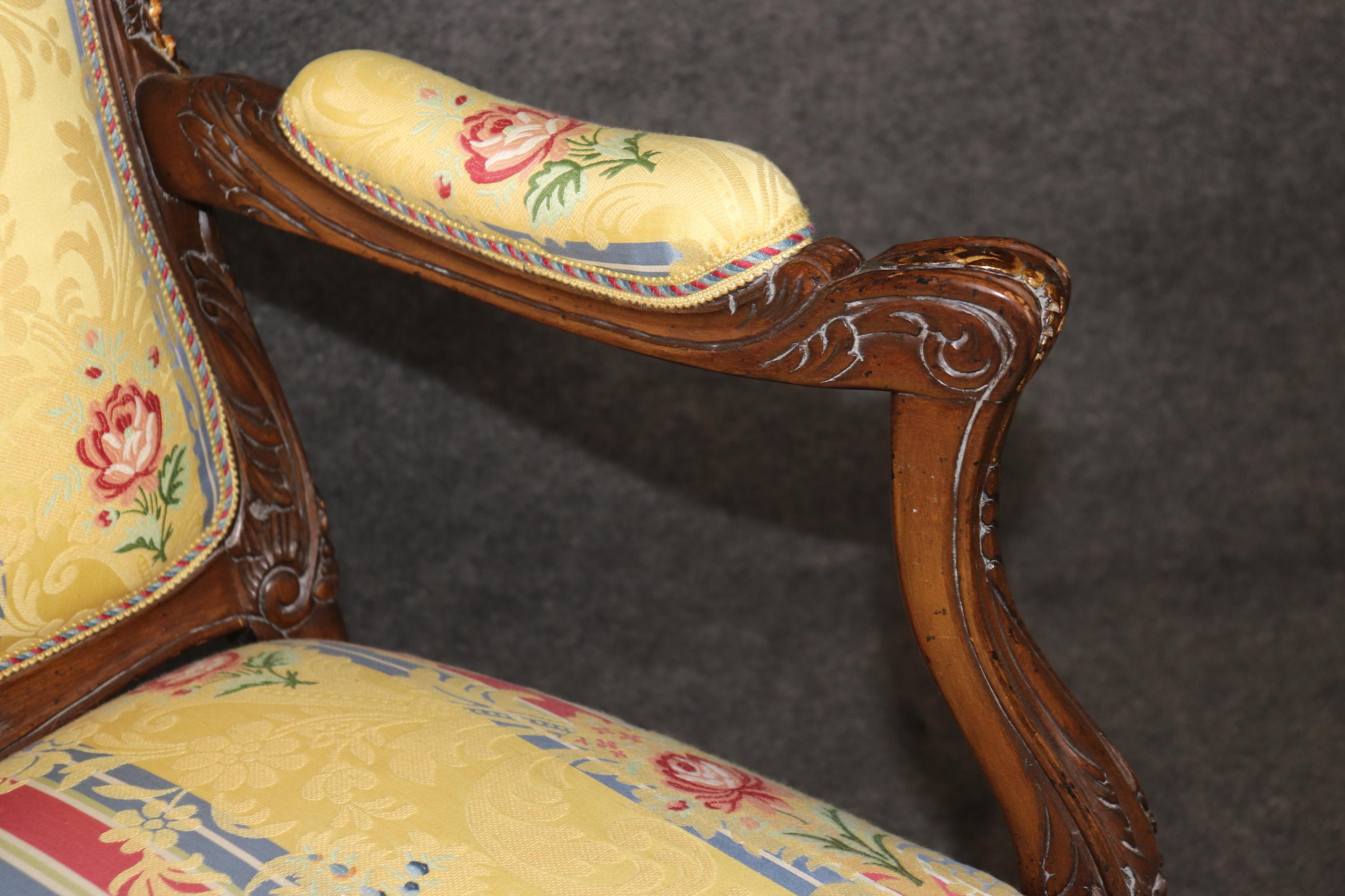 Paire de fauteuils décoratifs Louis XVI en noyer, richement sculptés et décorés de dorures en vente 4
