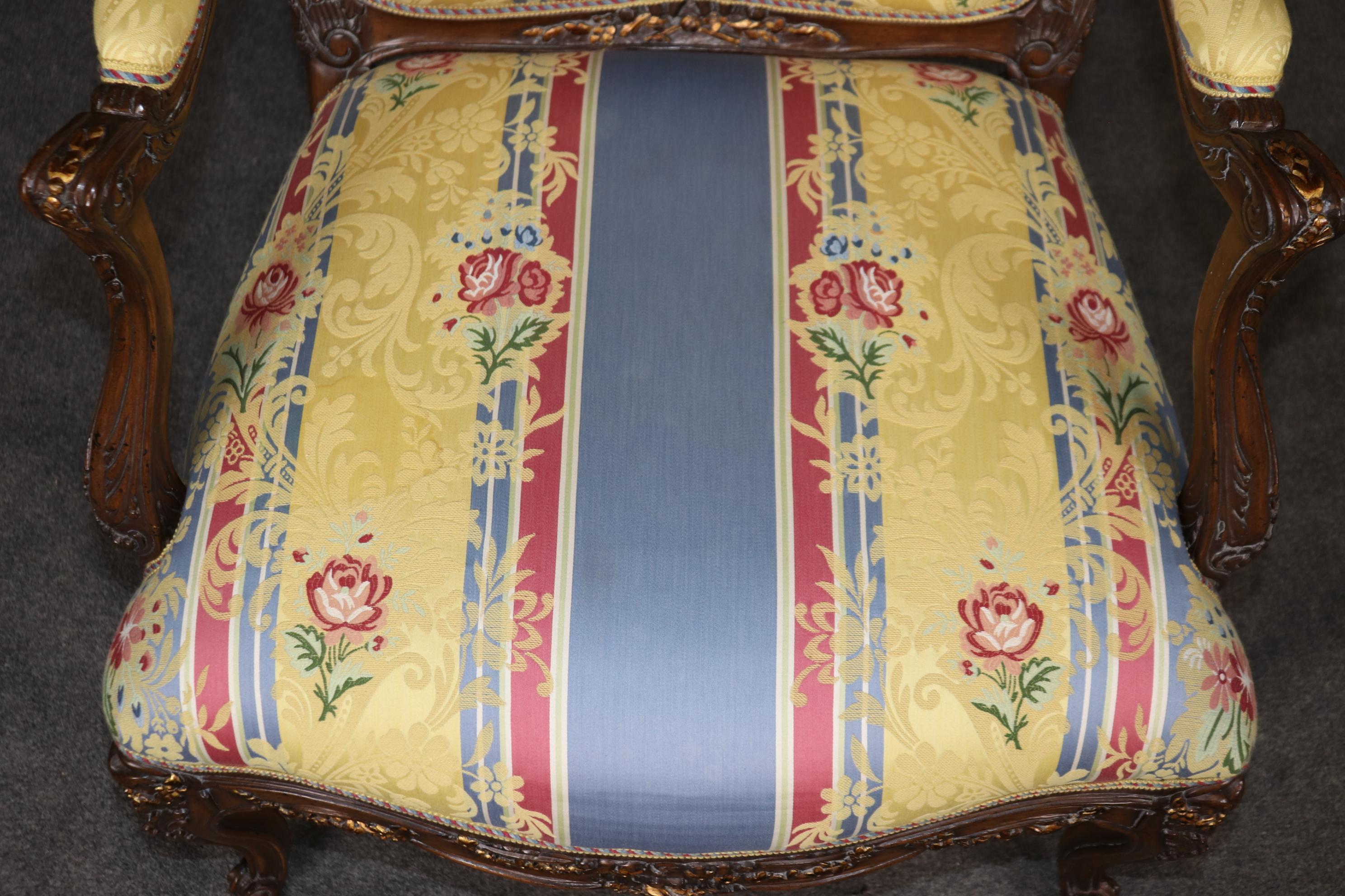 Paire de fauteuils décoratifs Louis XVI en noyer, richement sculptés et décorés de dorures en vente 5