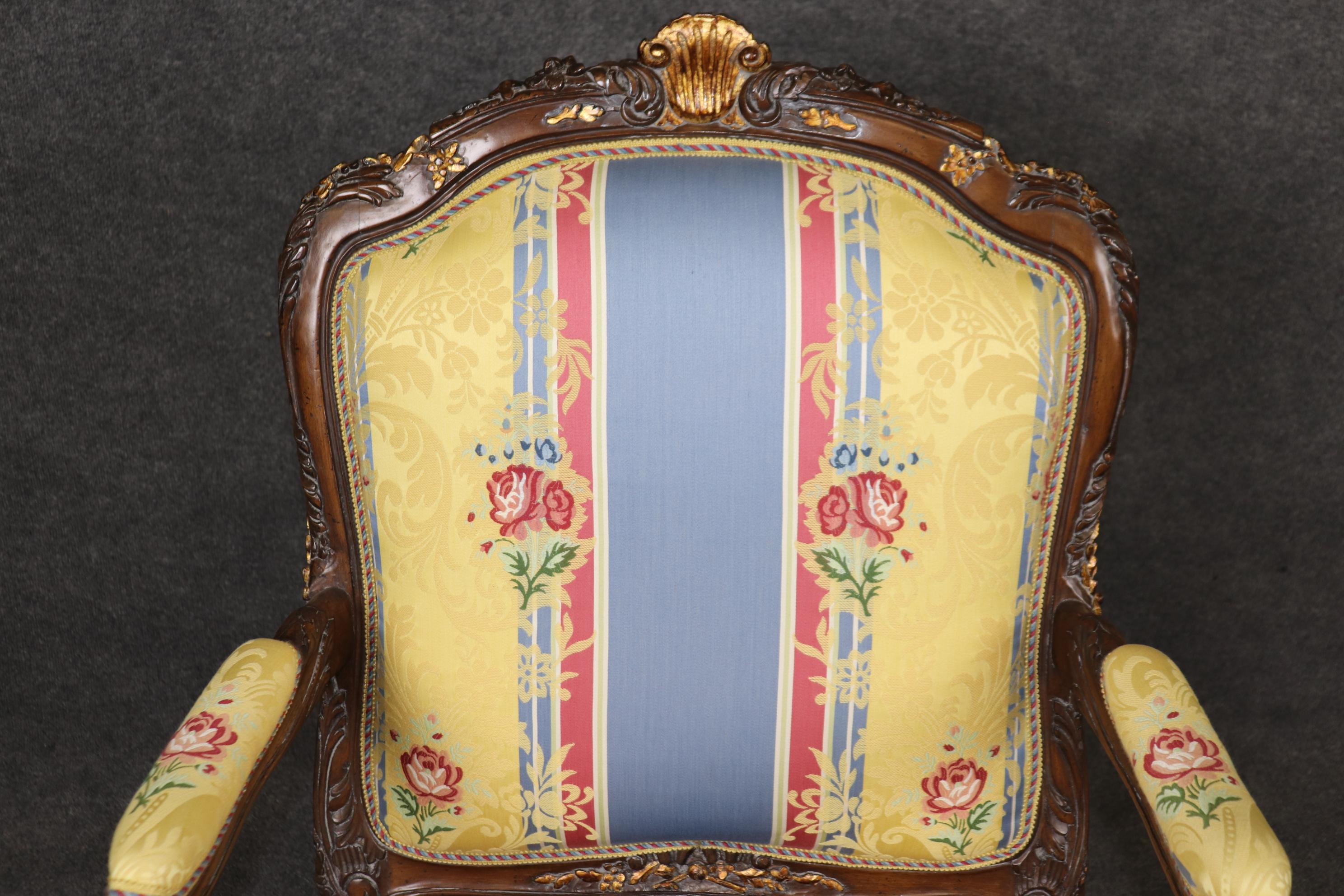 Paire de fauteuils décoratifs Louis XVI en noyer, richement sculptés et décorés de dorures en vente 6
