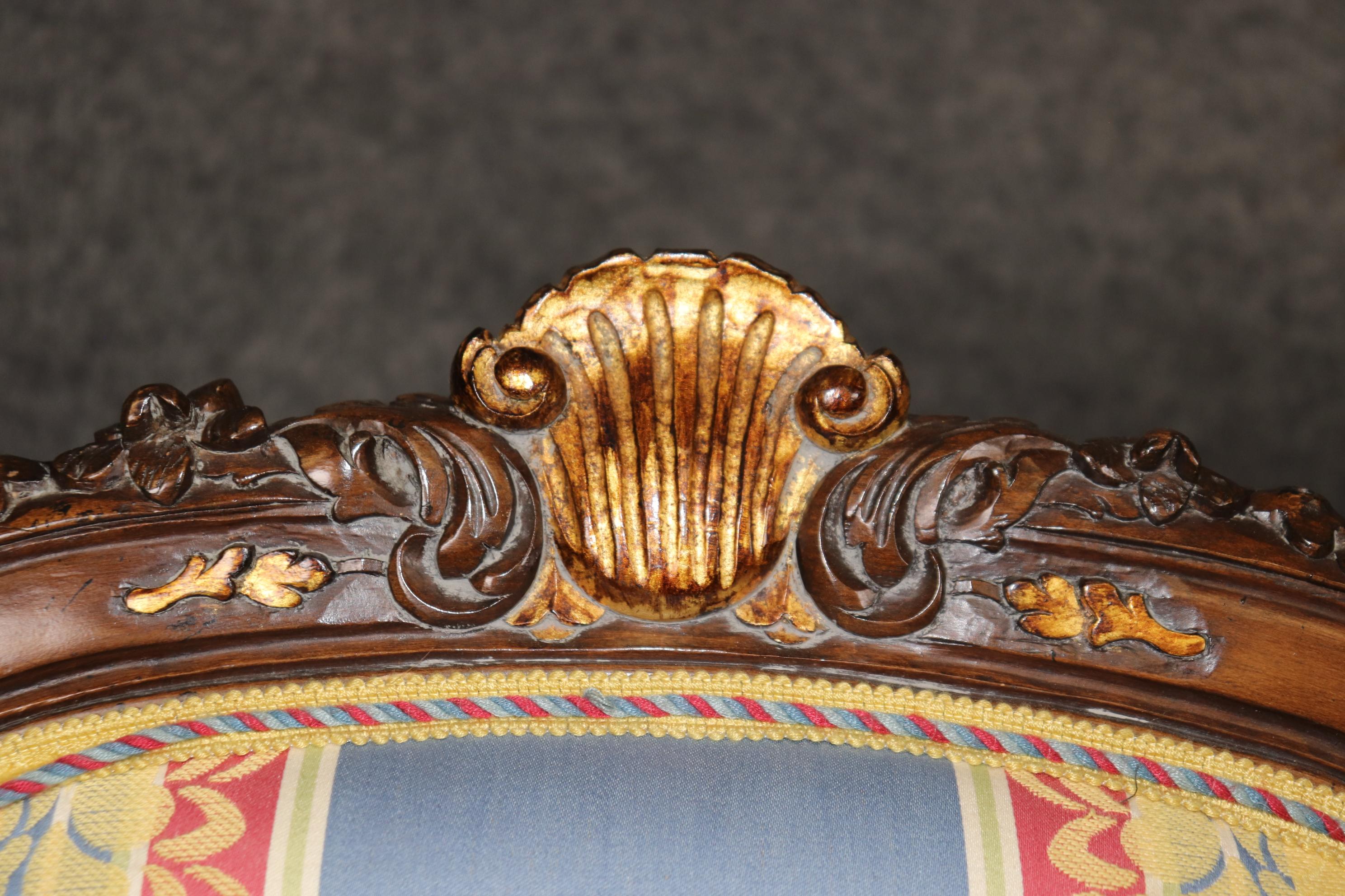 Il s'agit d'une magnifique paire de fauteuils de style Louis XV, très richement sculptés, avec des détails dorés à la feuille. Les cadres sont extrêmement formels et ornés et la tapisserie semble très propre pour un ensemble de chaises d'occasion.