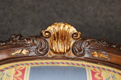Coppia di poltrone decorative Luigi XVI in legno di noce, riccamente intagliate e dorate
