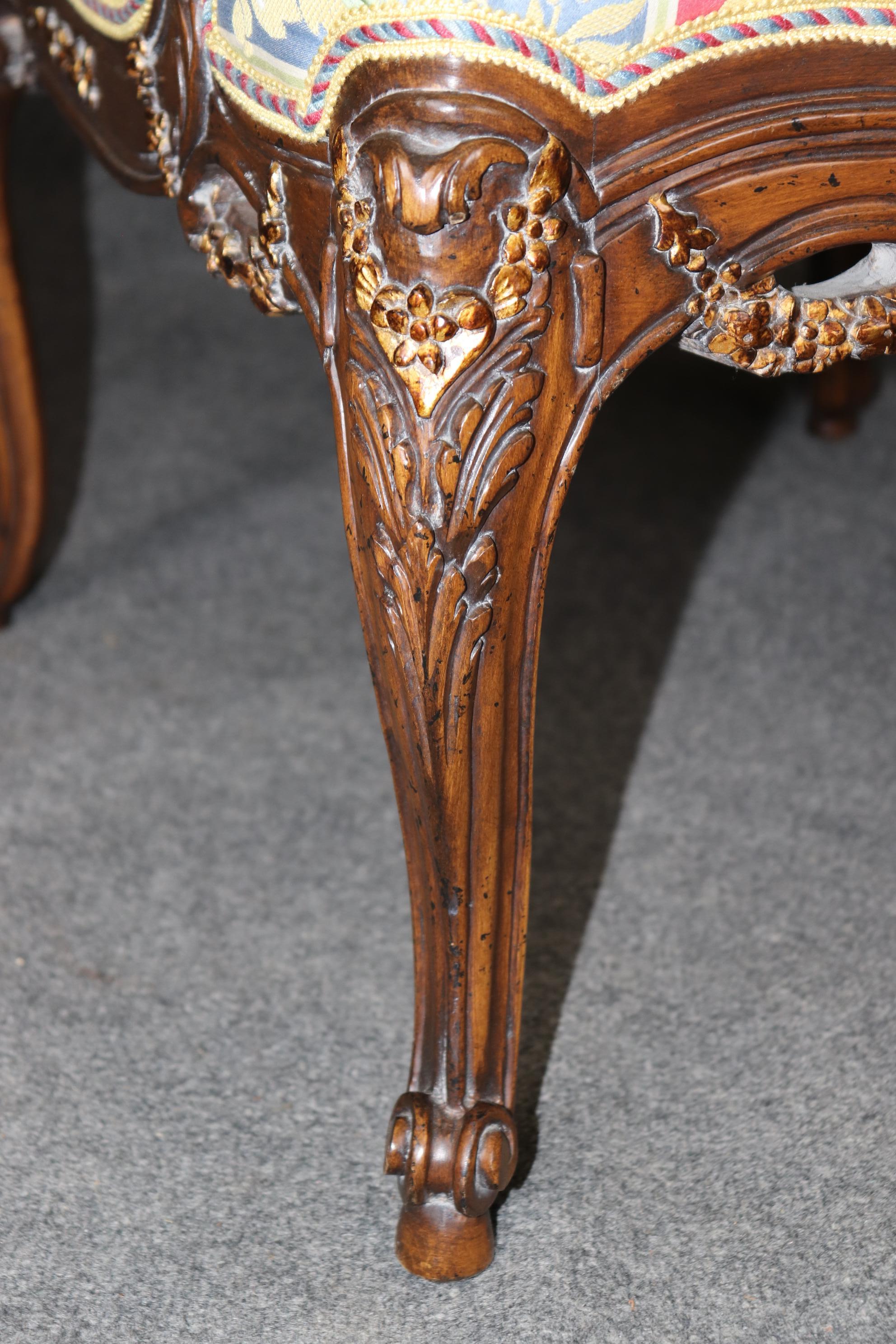 Français Paire de fauteuils décoratifs Louis XVI en noyer, richement sculptés et décorés de dorures en vente