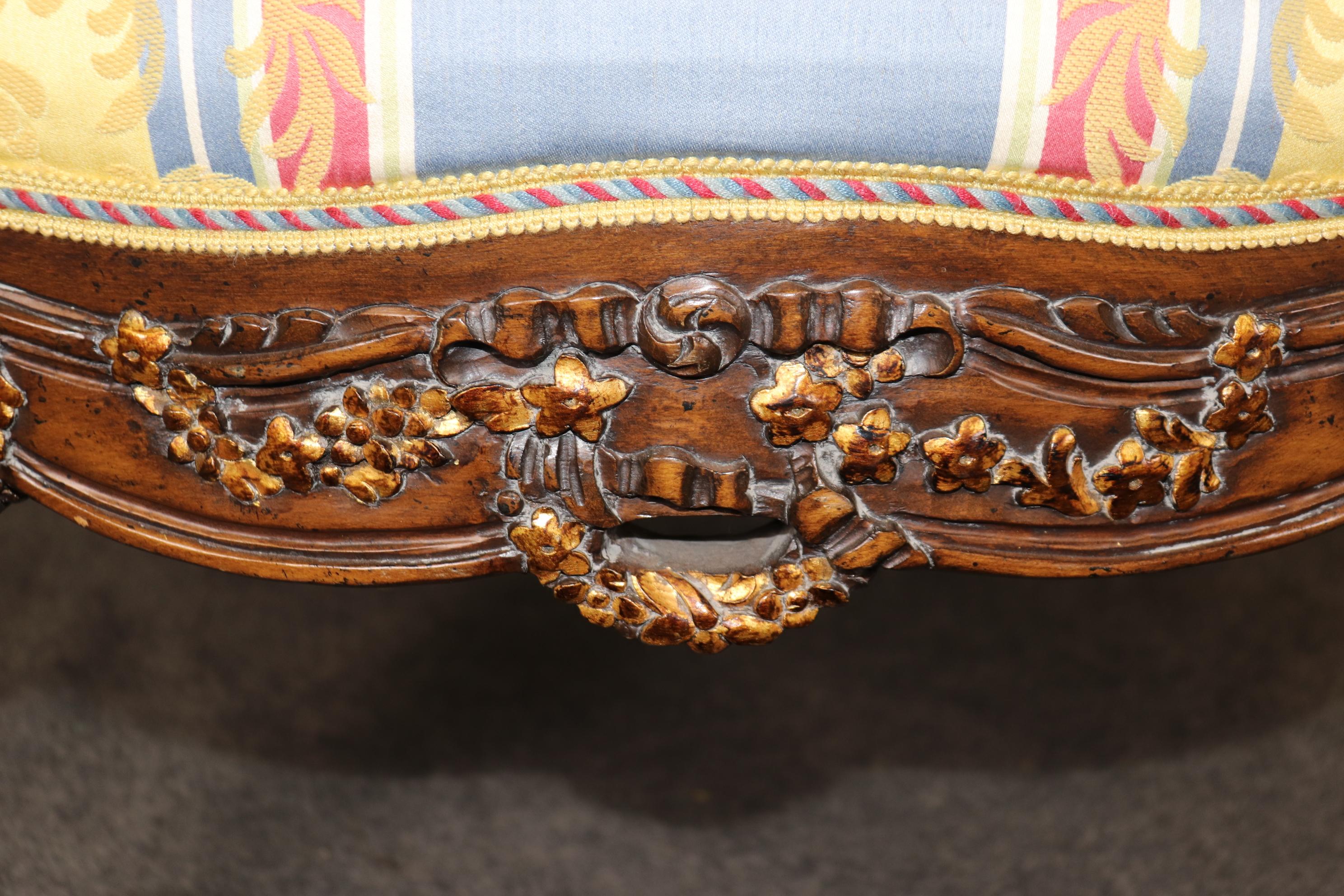 Paire de fauteuils décoratifs Louis XVI en noyer, richement sculptés et décorés de dorures Bon état - En vente à Swedesboro, NJ
