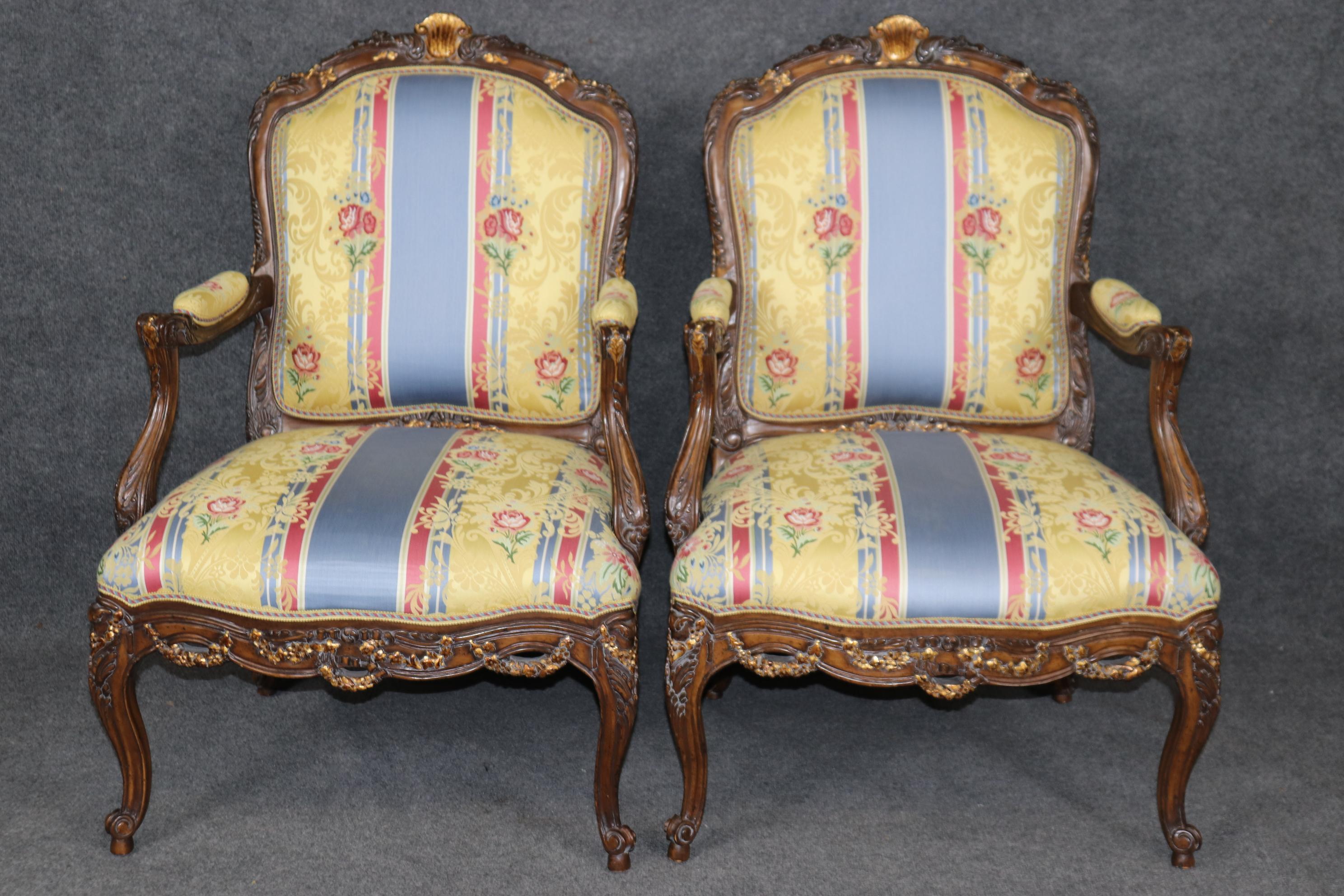 Fin du 20e siècle Paire de fauteuils décoratifs Louis XVI en noyer, richement sculptés et décorés de dorures en vente