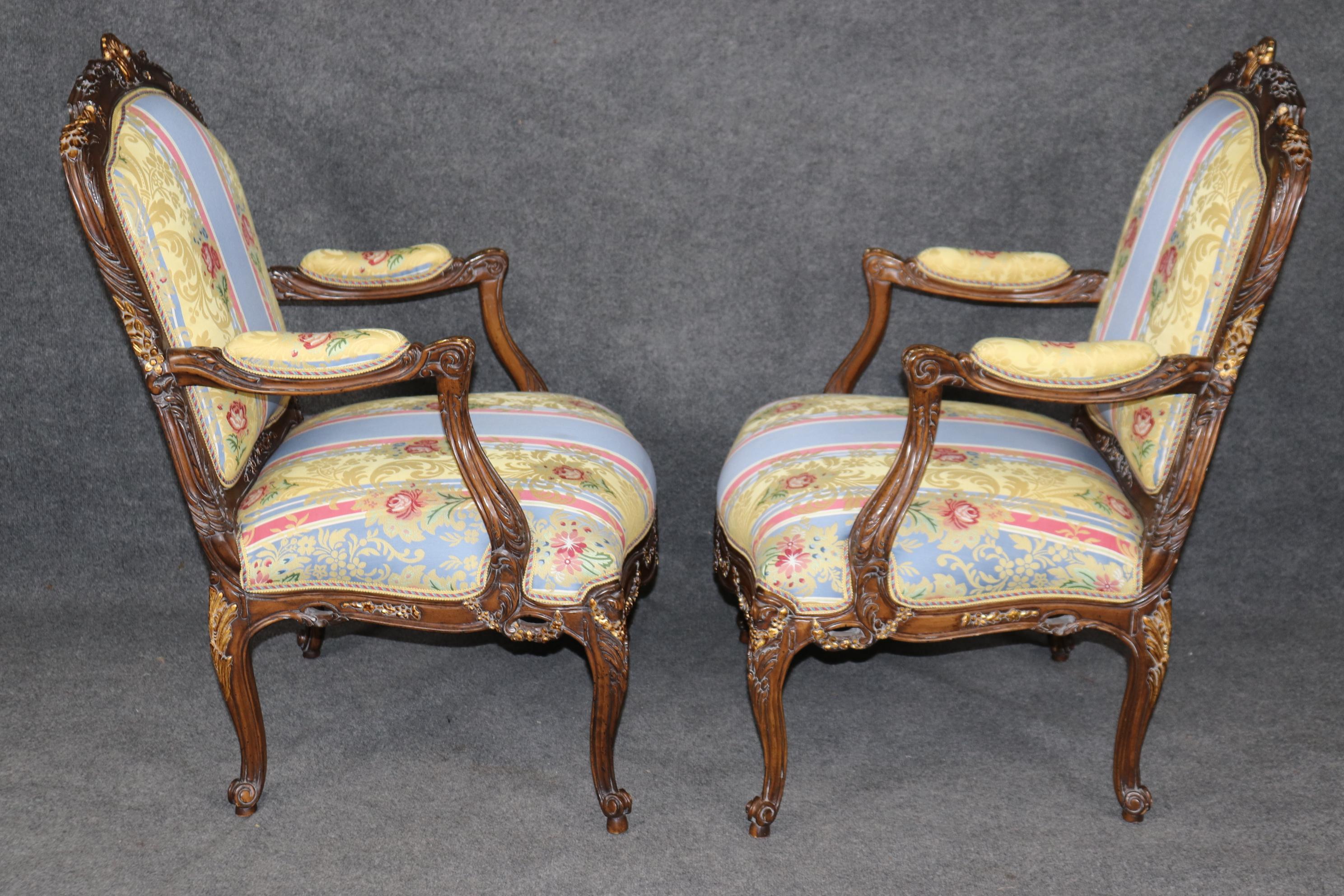 Noyer Paire de fauteuils décoratifs Louis XVI en noyer, richement sculptés et décorés de dorures en vente
