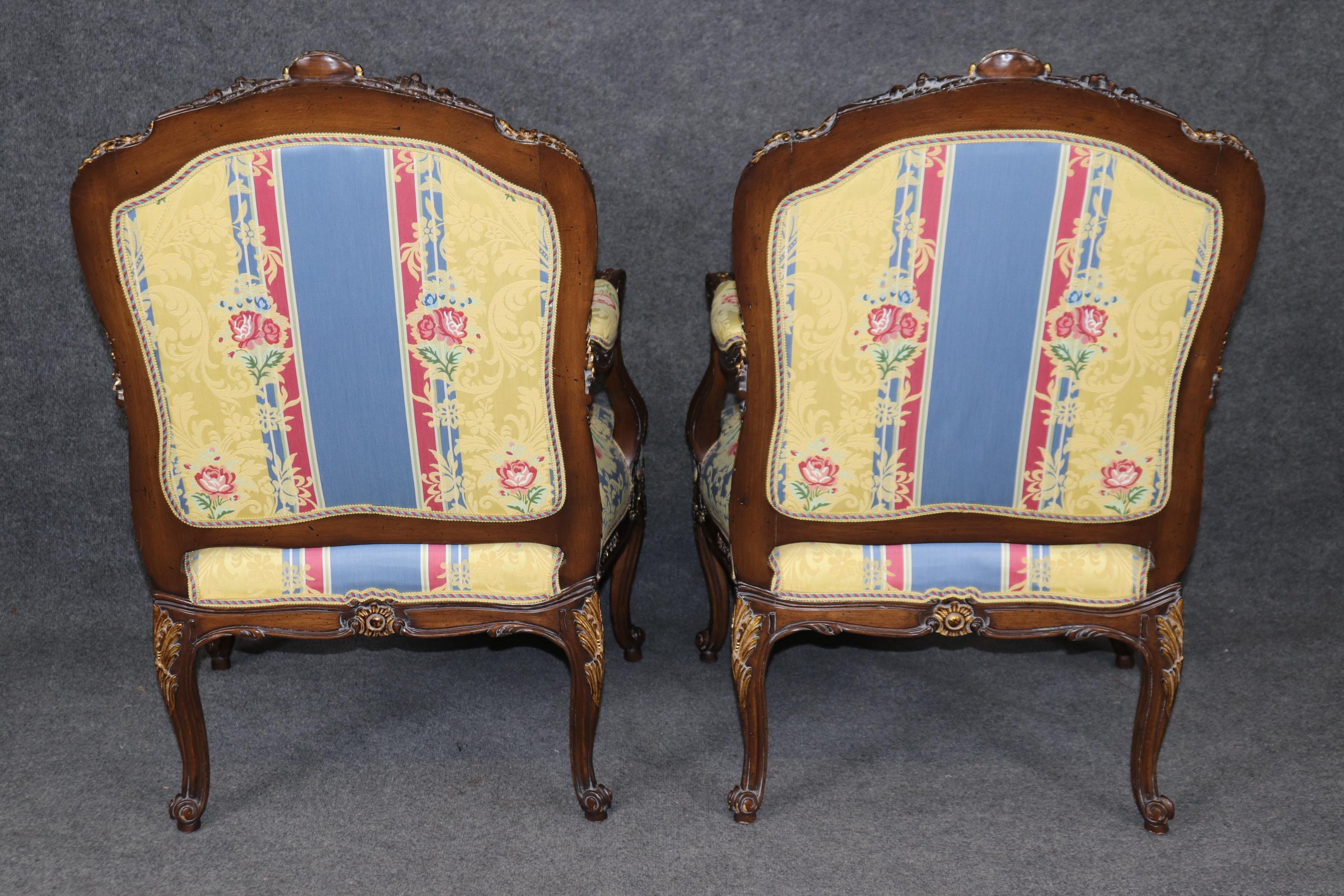 Paire de fauteuils décoratifs Louis XVI en noyer, richement sculptés et décorés de dorures en vente 1