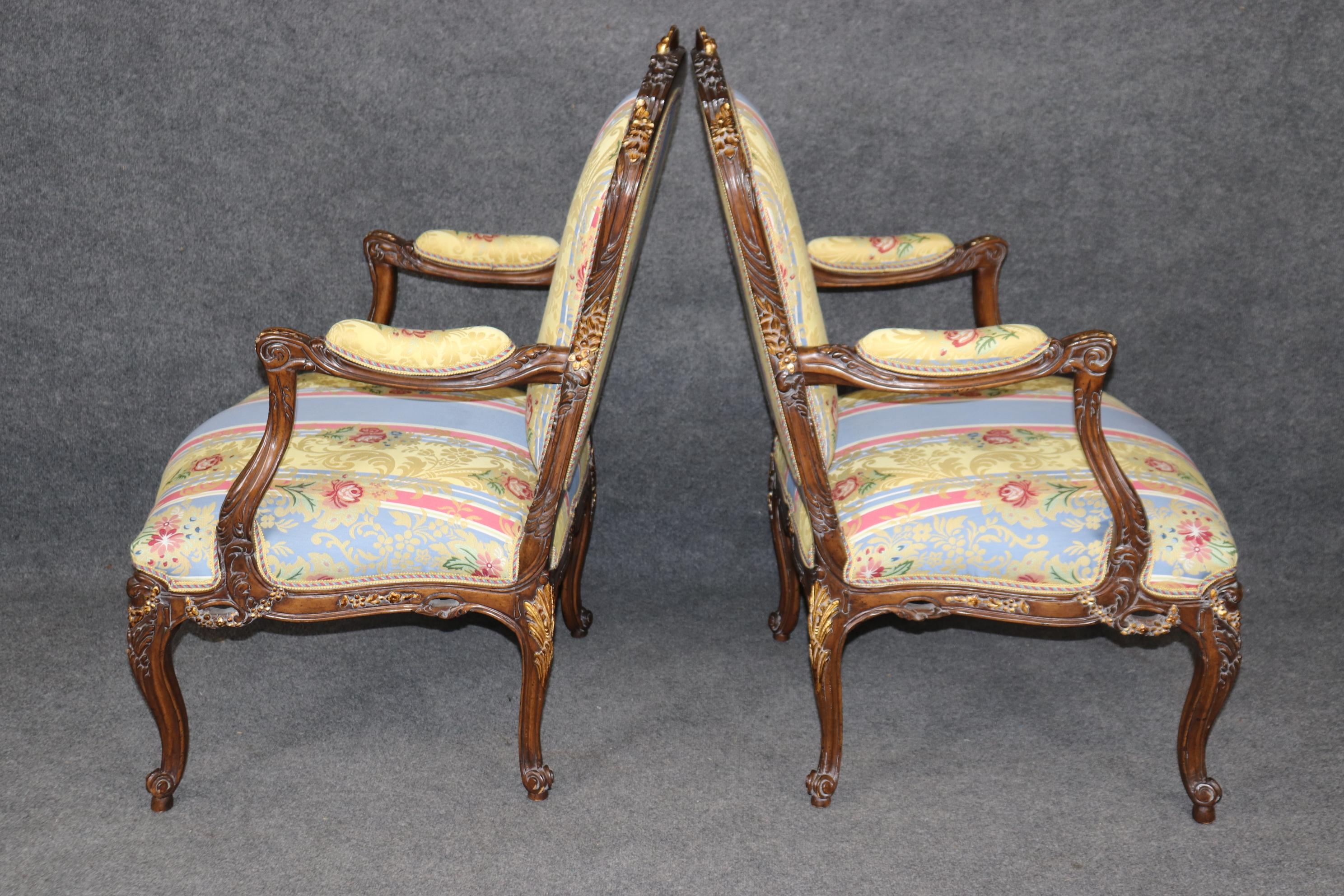 Paire de fauteuils décoratifs Louis XVI en noyer, richement sculptés et décorés de dorures en vente 2