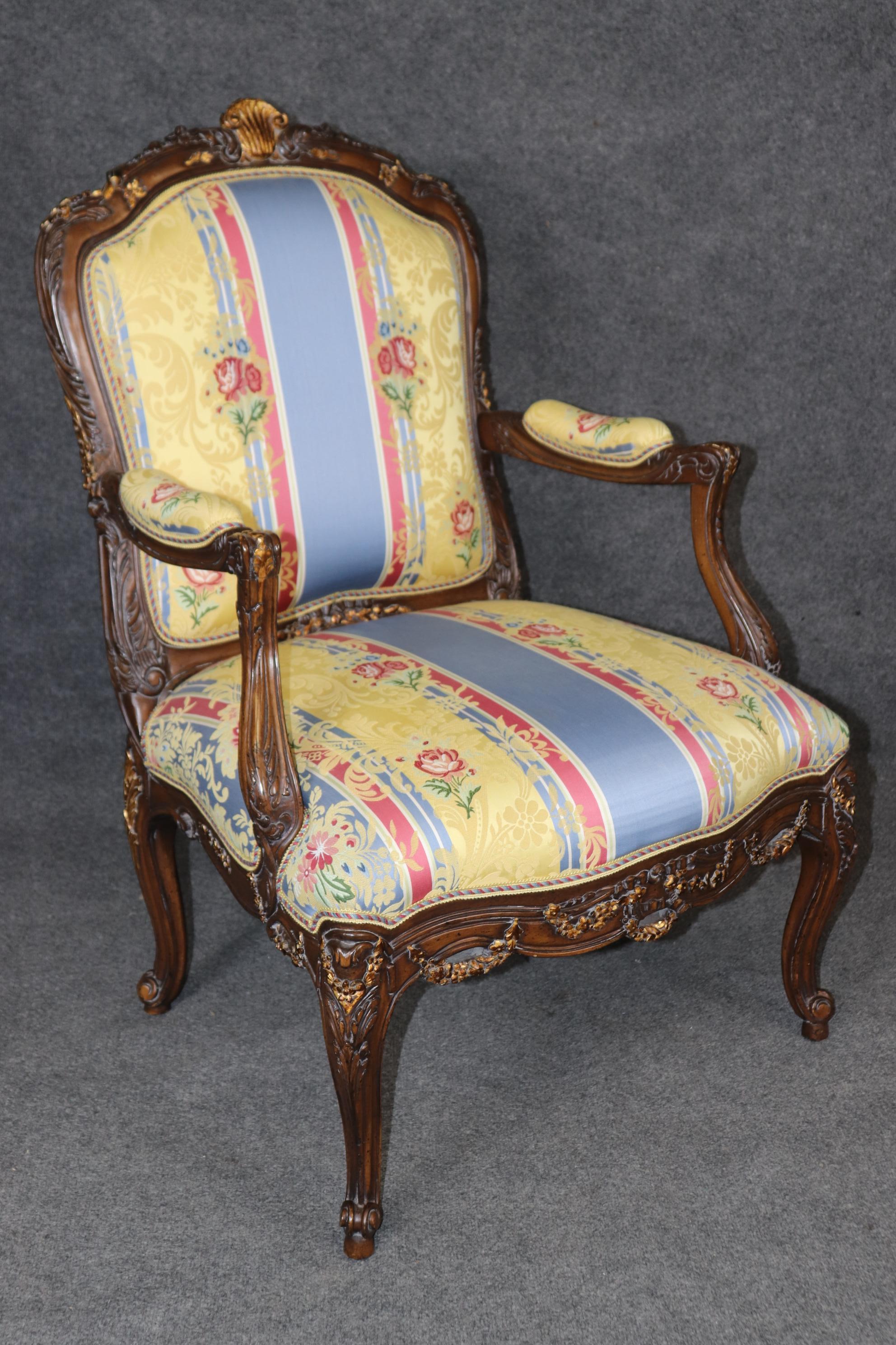 Paire de fauteuils décoratifs Louis XVI en noyer, richement sculptés et décorés de dorures en vente 3