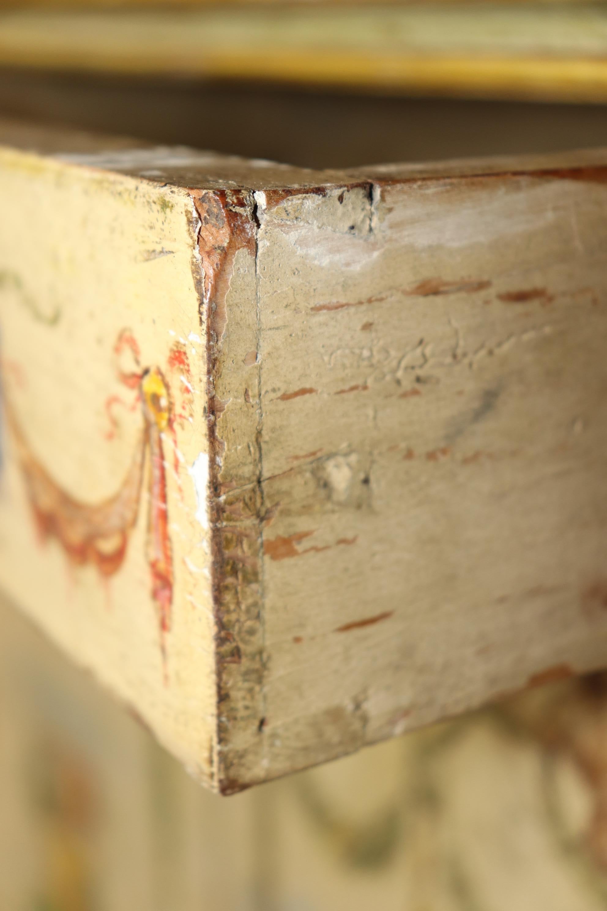 Pareja de cómodas venecianas decoradas con pintura veneciana crema en venta 3