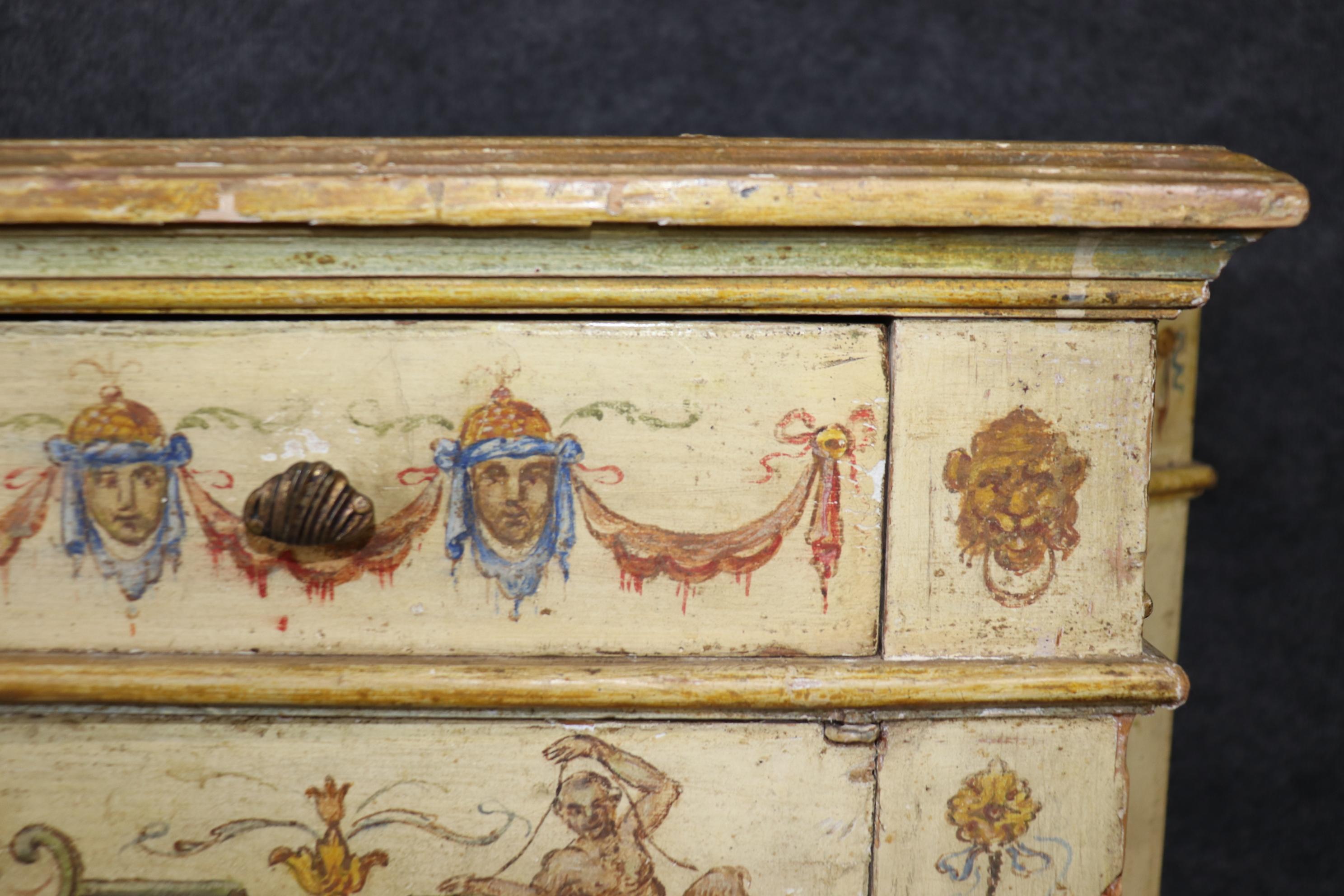 Pareja de cómodas venecianas decoradas con pintura veneciana crema en venta 6