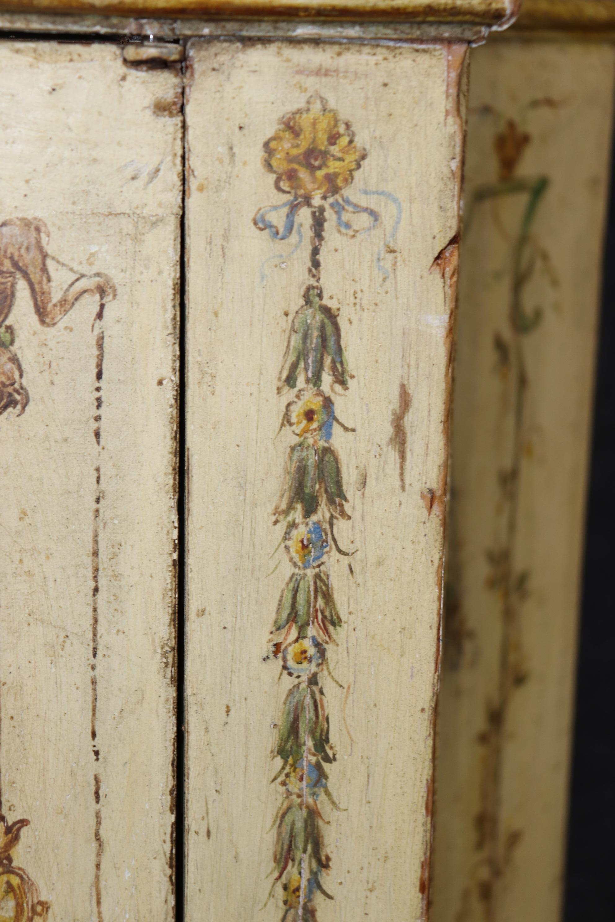 Pareja de cómodas venecianas decoradas con pintura veneciana crema en venta 8