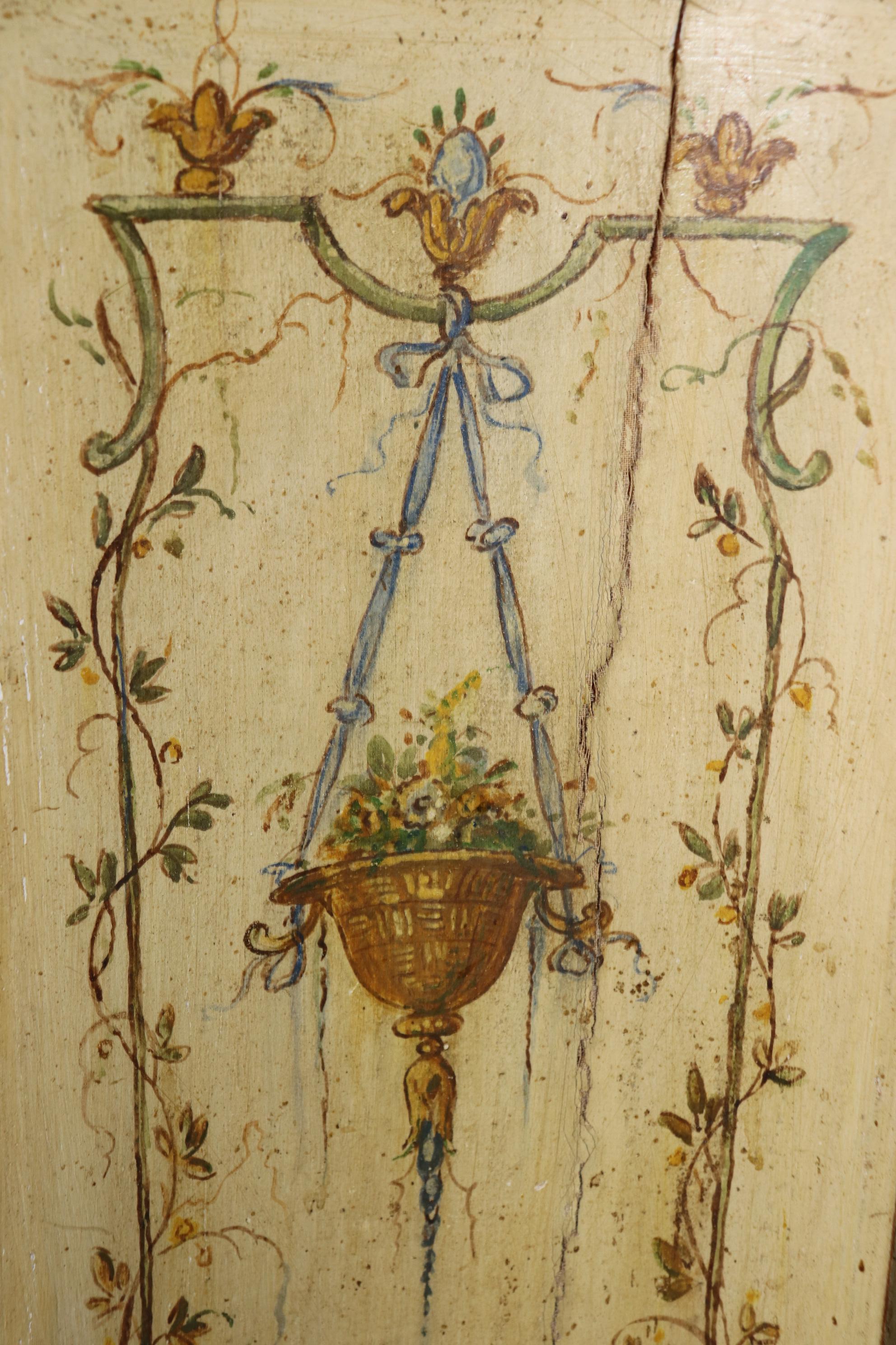 Pareja de cómodas venecianas decoradas con pintura veneciana crema en venta 9