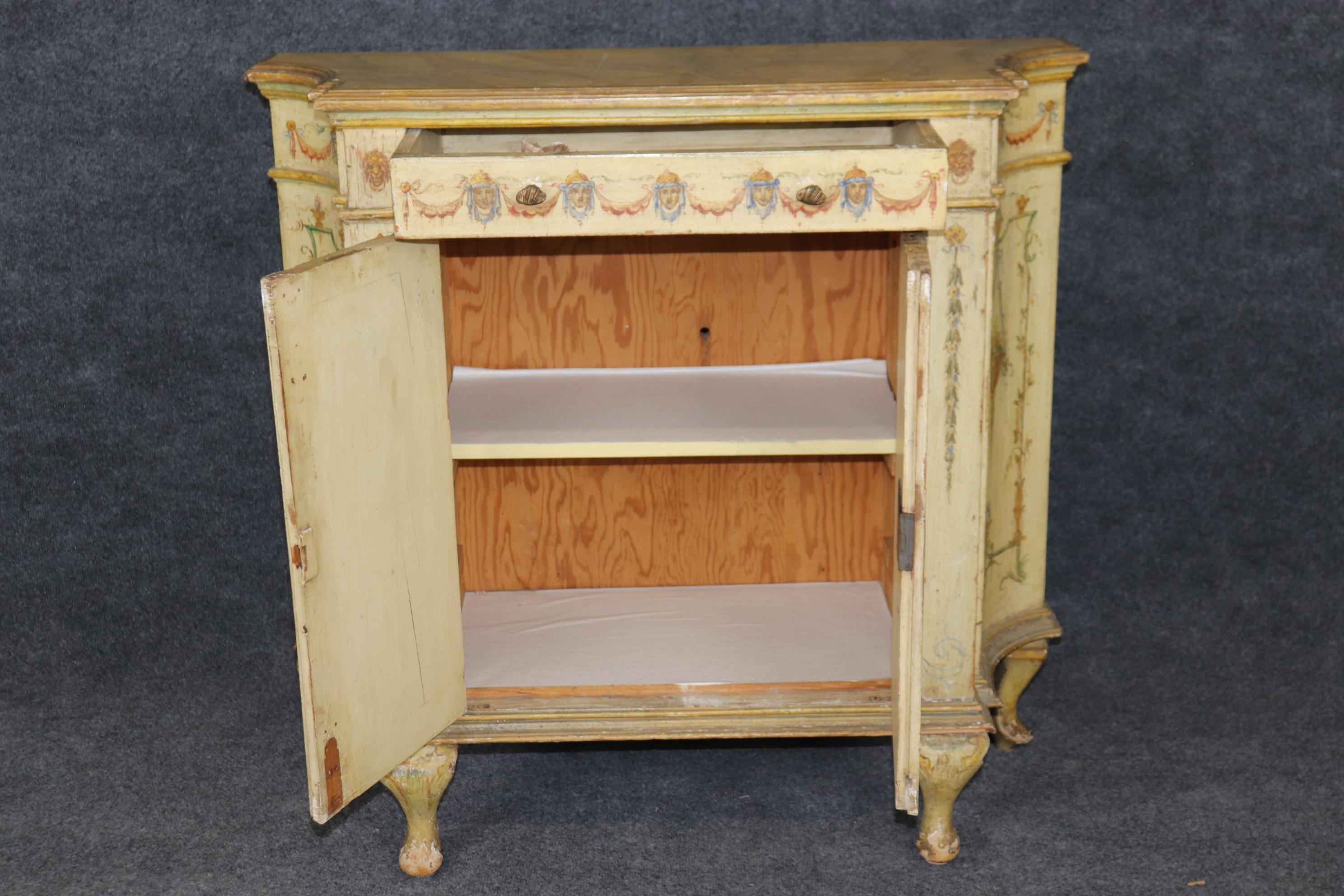 Pareja de cómodas venecianas decoradas con pintura veneciana crema Luis XV en venta