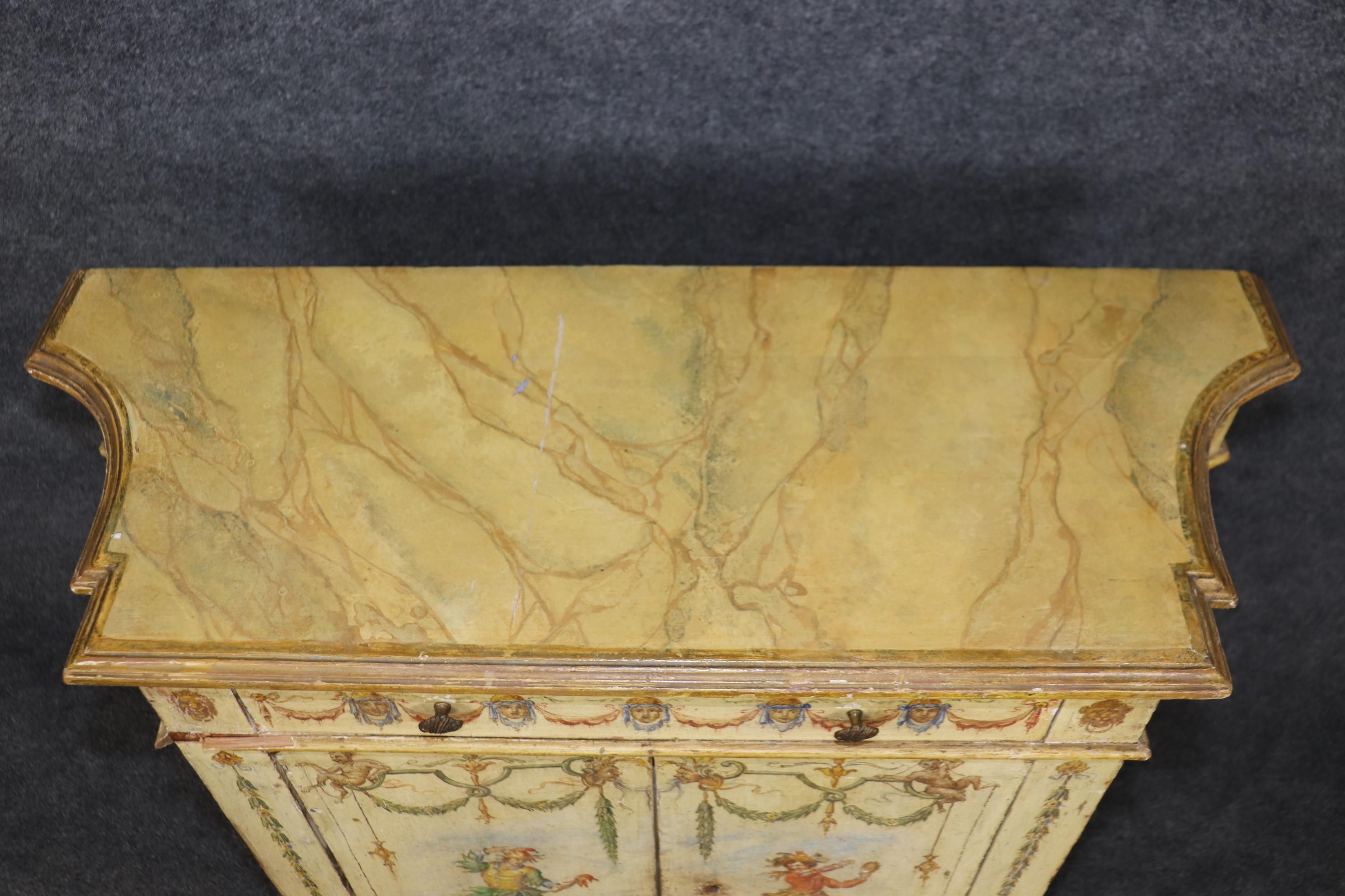 Pareja de cómodas venecianas decoradas con pintura veneciana crema Italiano en venta
