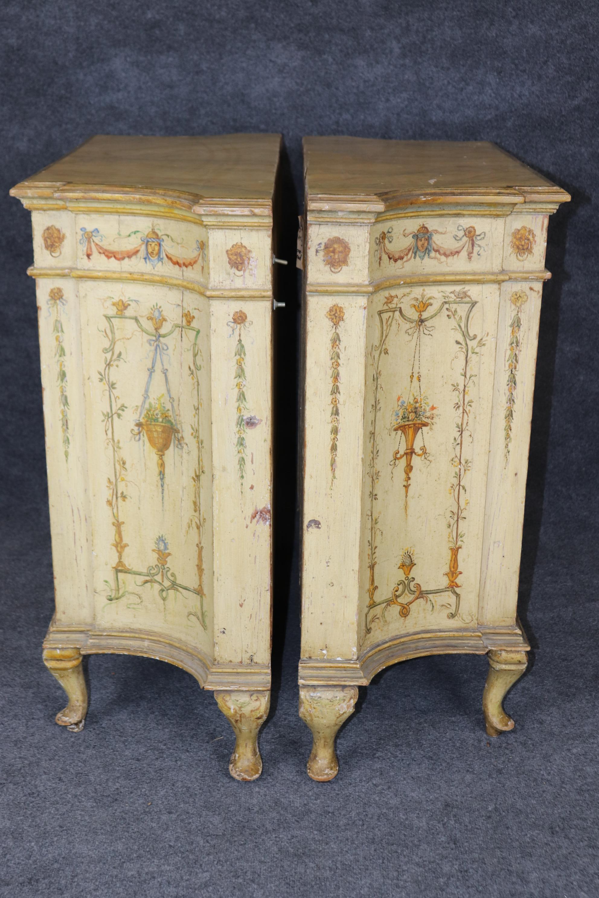 Pareja de cómodas venecianas decoradas con pintura veneciana crema principios del siglo XX en venta
