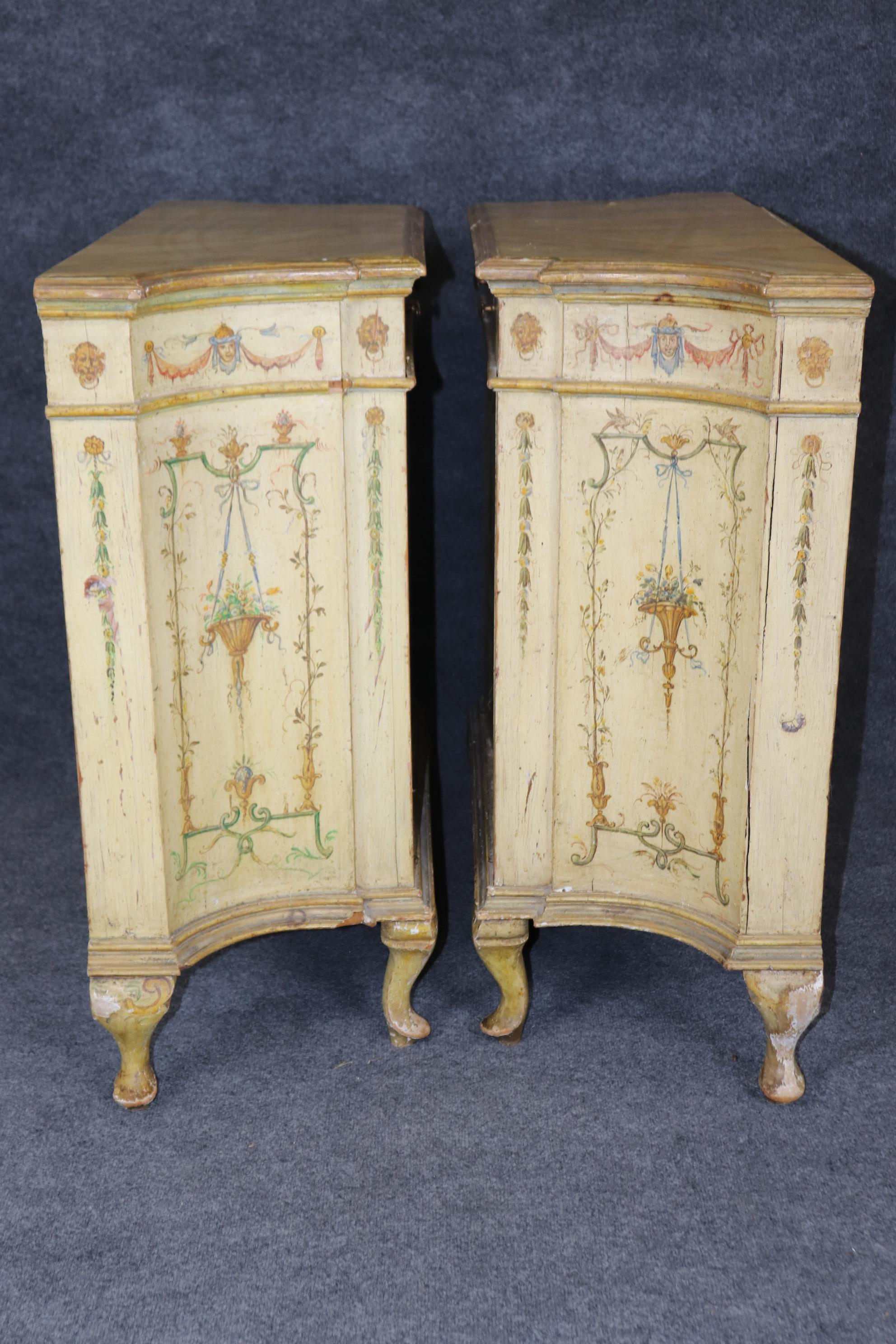 Pareja de cómodas venecianas decoradas con pintura veneciana crema Nogal en venta