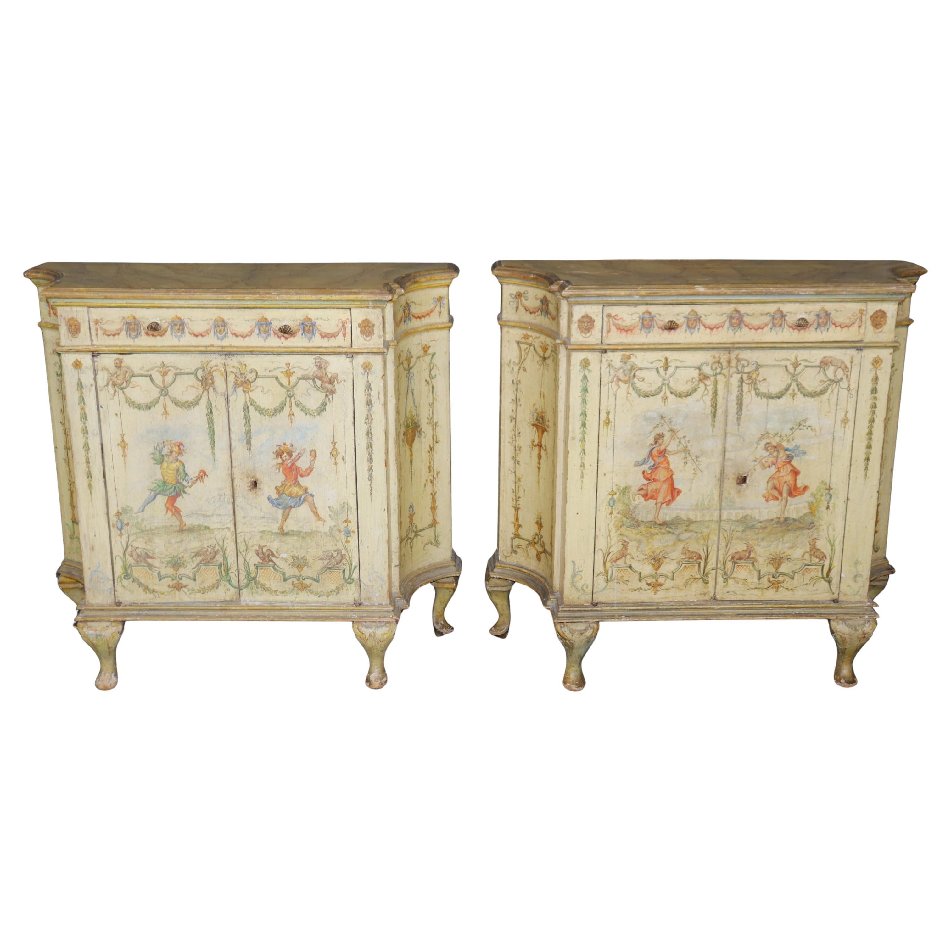 Pareja de cómodas venecianas decoradas con pintura veneciana crema