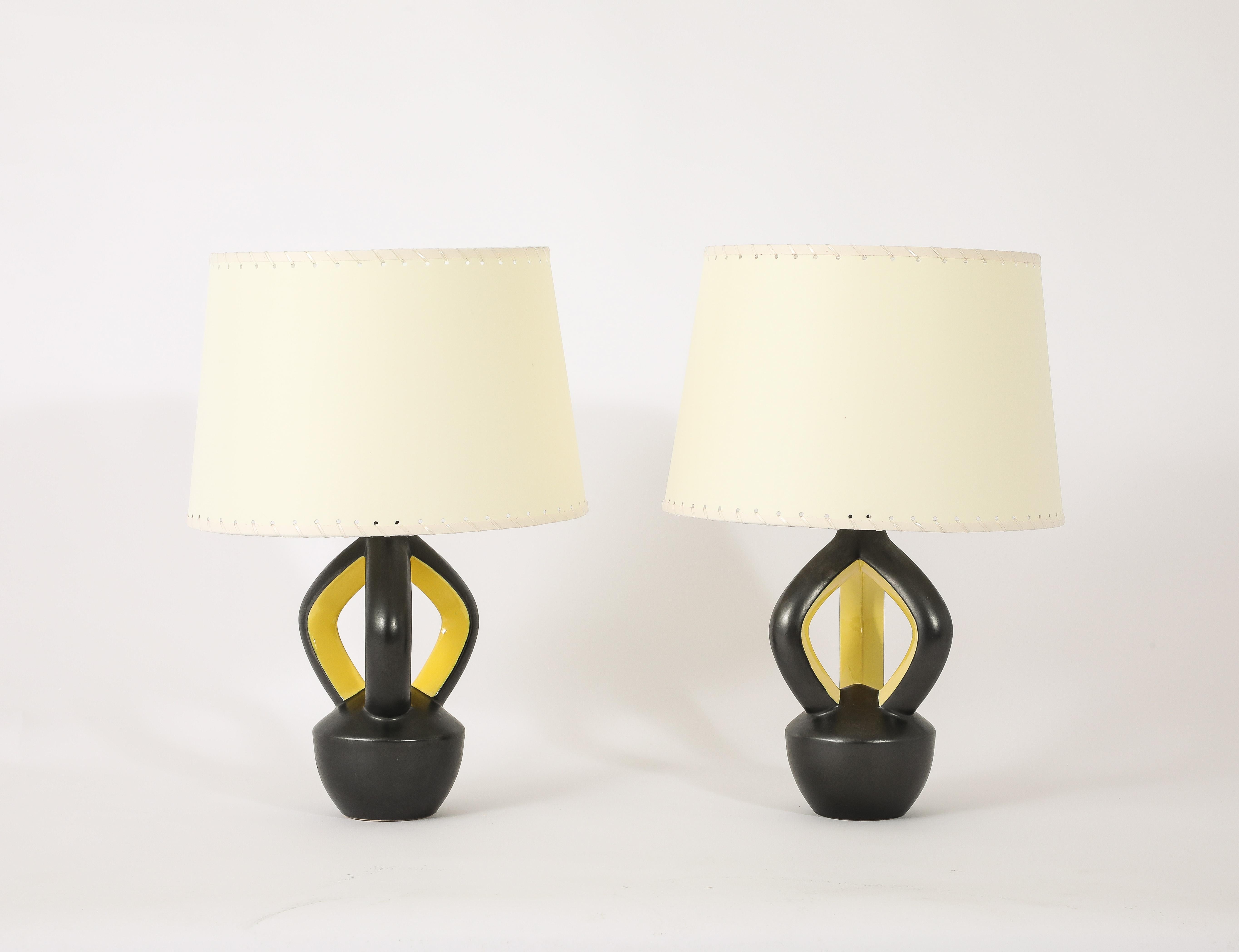 Ein elegantes, zweifarbig glasiertes Lampenpaar, das an die Arbeiten von Jouve erinnert, mit einer grauen Glasur, die durch eine gelbe Zierleiste ergänzt wird. Sockel nur 12x6