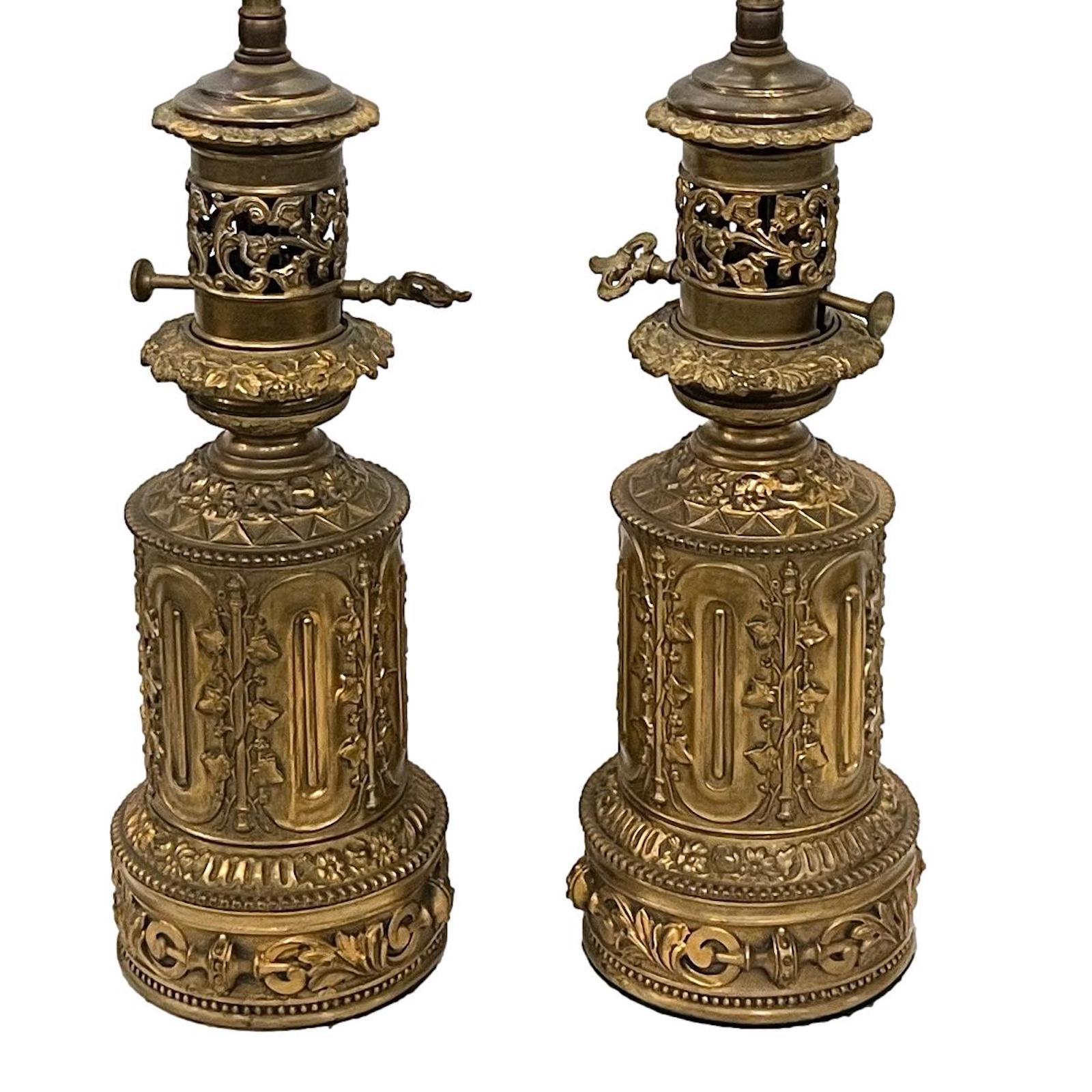 Ein Paar französische Öllampen um 1910 mit Efeu auf Säulen und Details auf dem Sockel, elektrifiziert.

Abmessungen:
Höhe des Körpers: 13