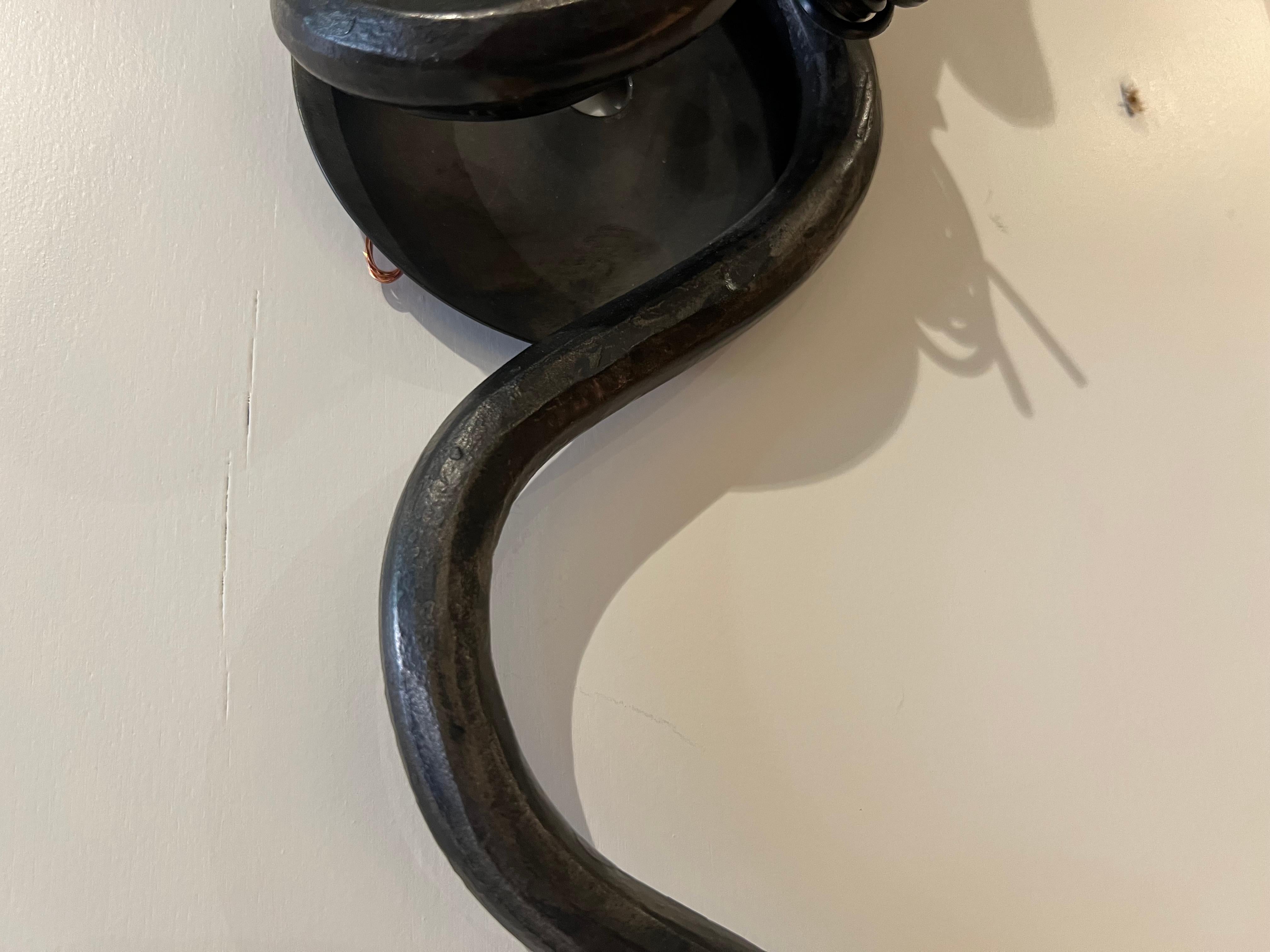 XXI secolo e contemporaneo Coppia di lampade elettrificate Serpent Sconces in ferro battuto color canna di fucile in vendita