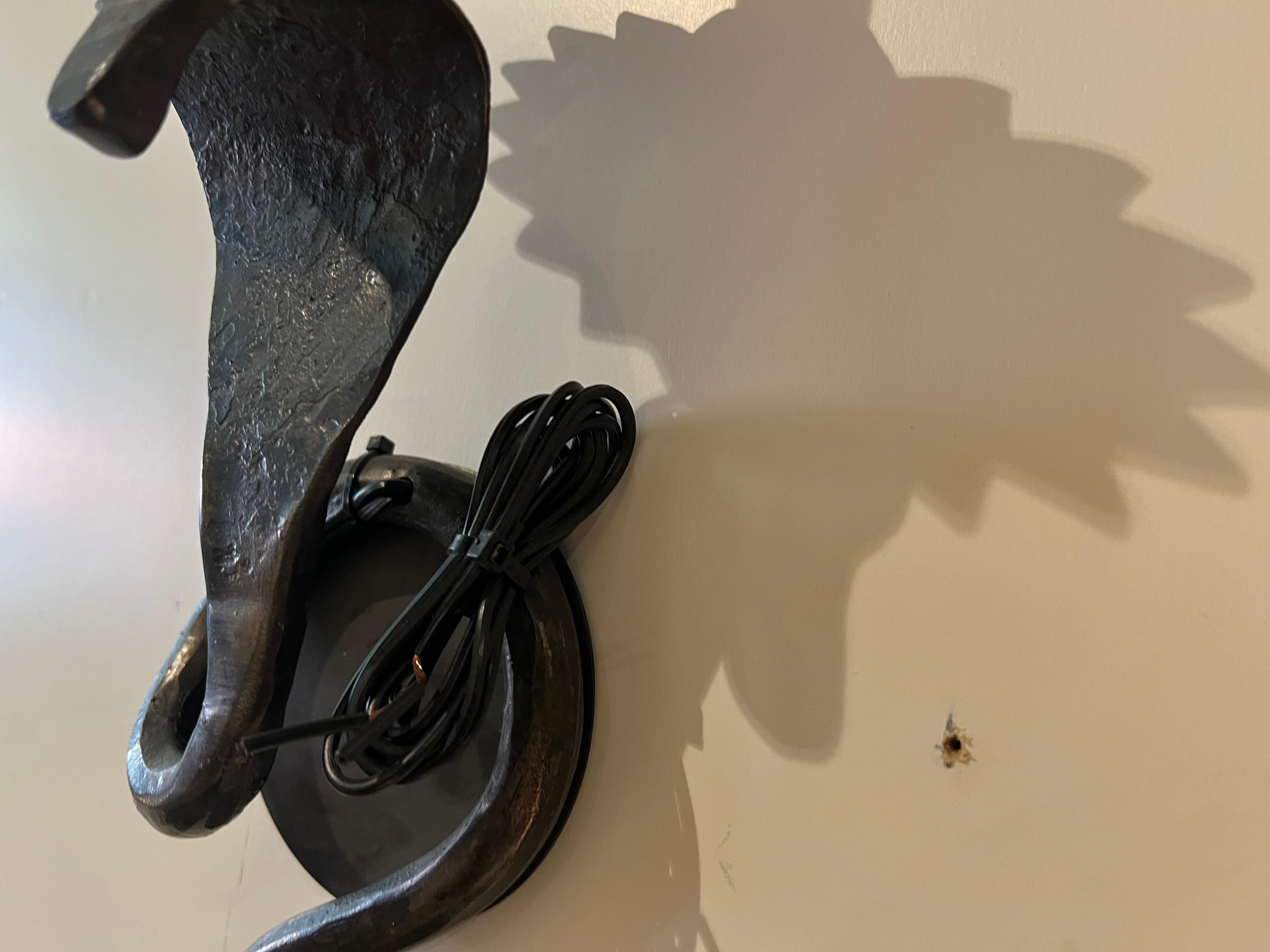 Ferro Coppia di lampade elettrificate Serpent Sconces in ferro battuto color canna di fucile in vendita