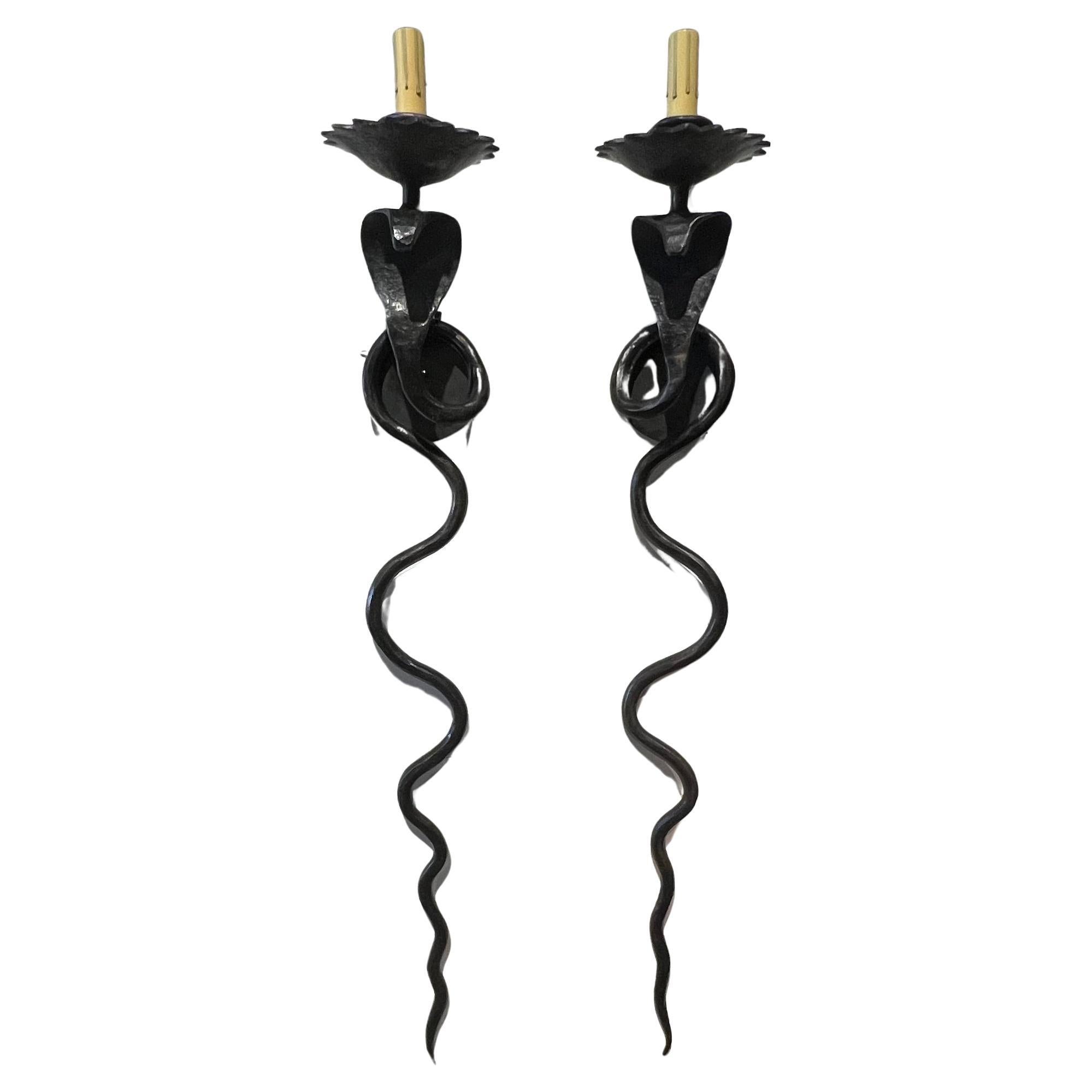 Pareja de candelabros Serpiente electrificados en acabado de hierro forjado gunmetal