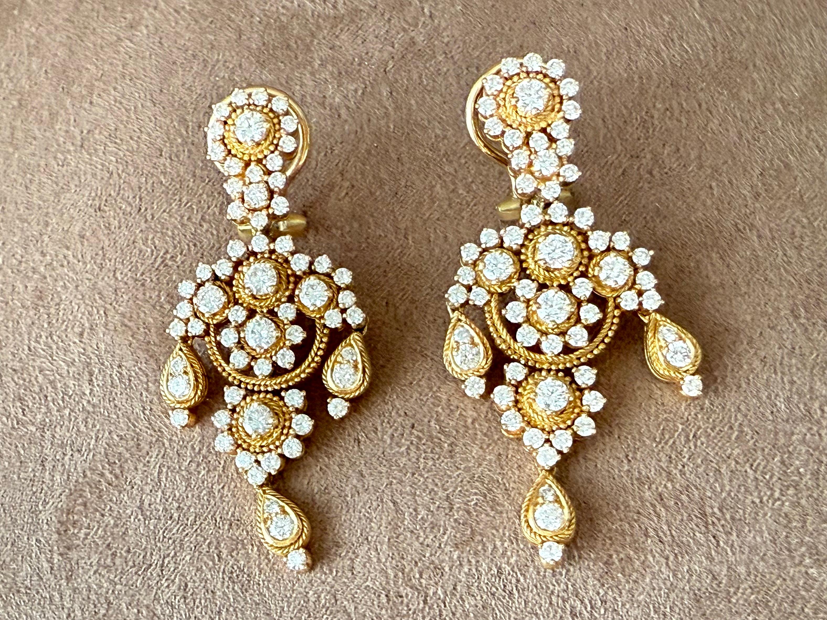 Pair of elegant 18 K yellow Gold Diamond Chandelier earrings For Sale 4