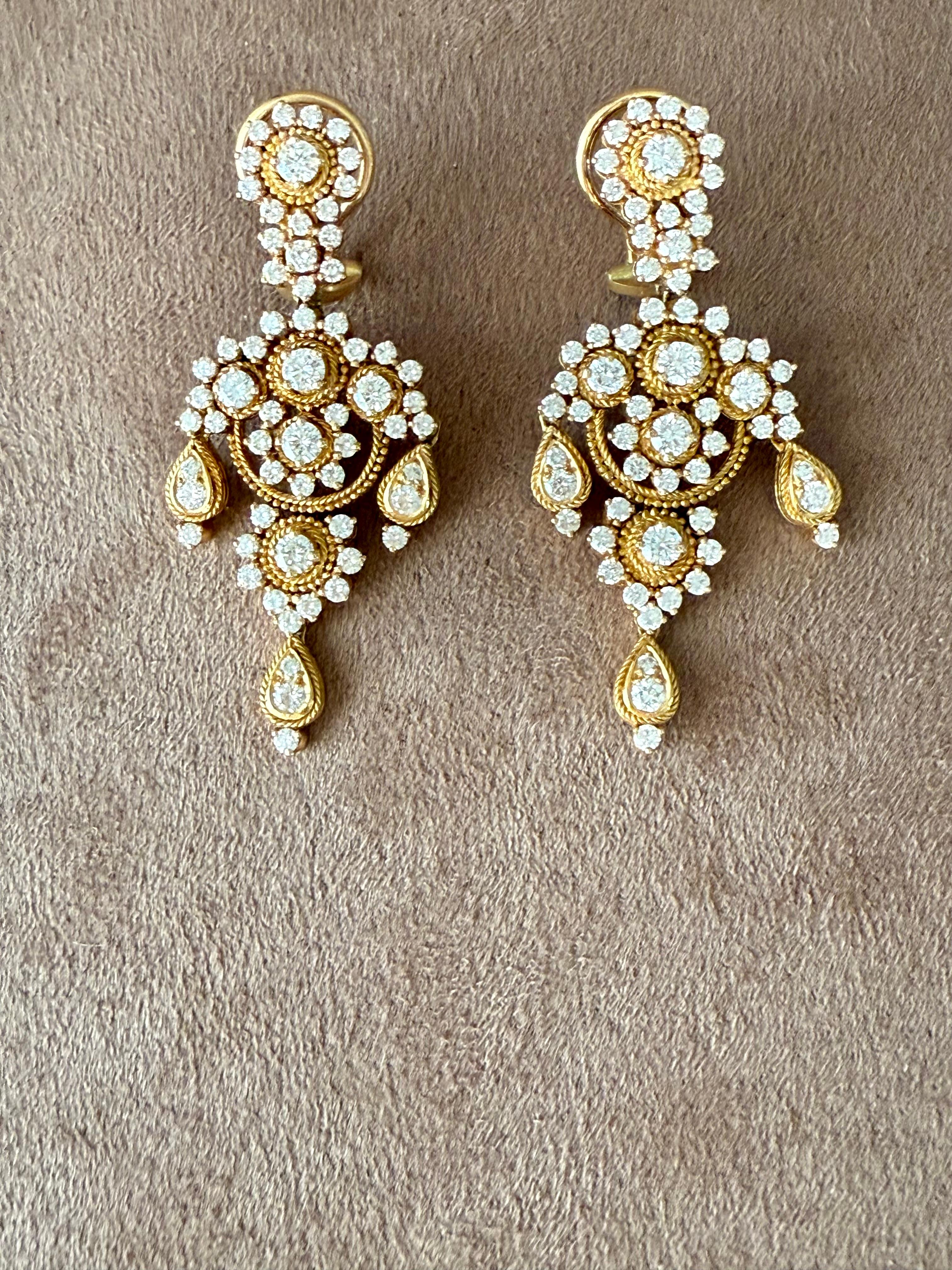 Pair of elegant 18 K yellow Gold Diamond Chandelier earrings For Sale 5