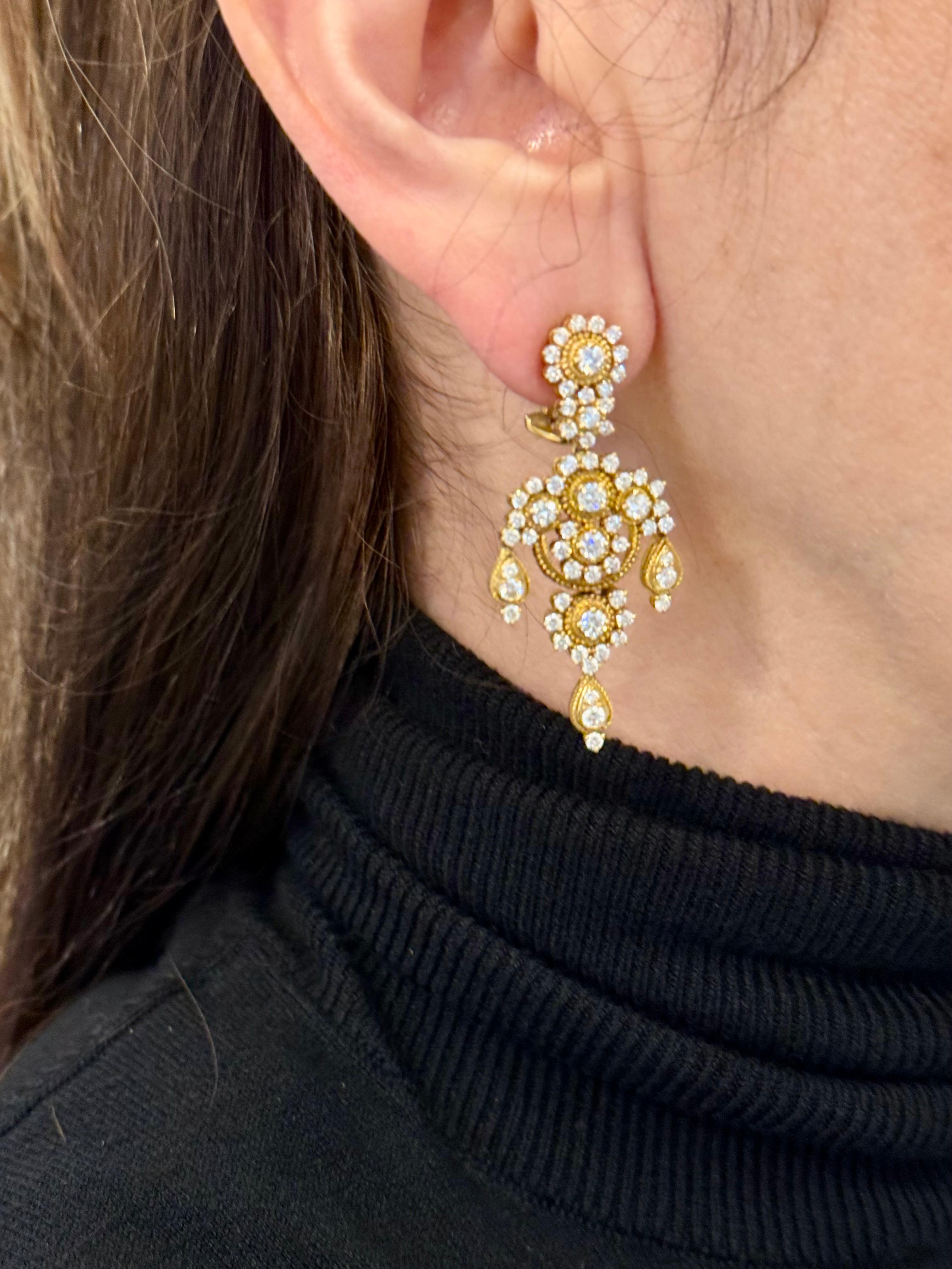 Brilliant Cut Pair of elegant 18 K yellow Gold Diamond Chandelier earrings For Sale
