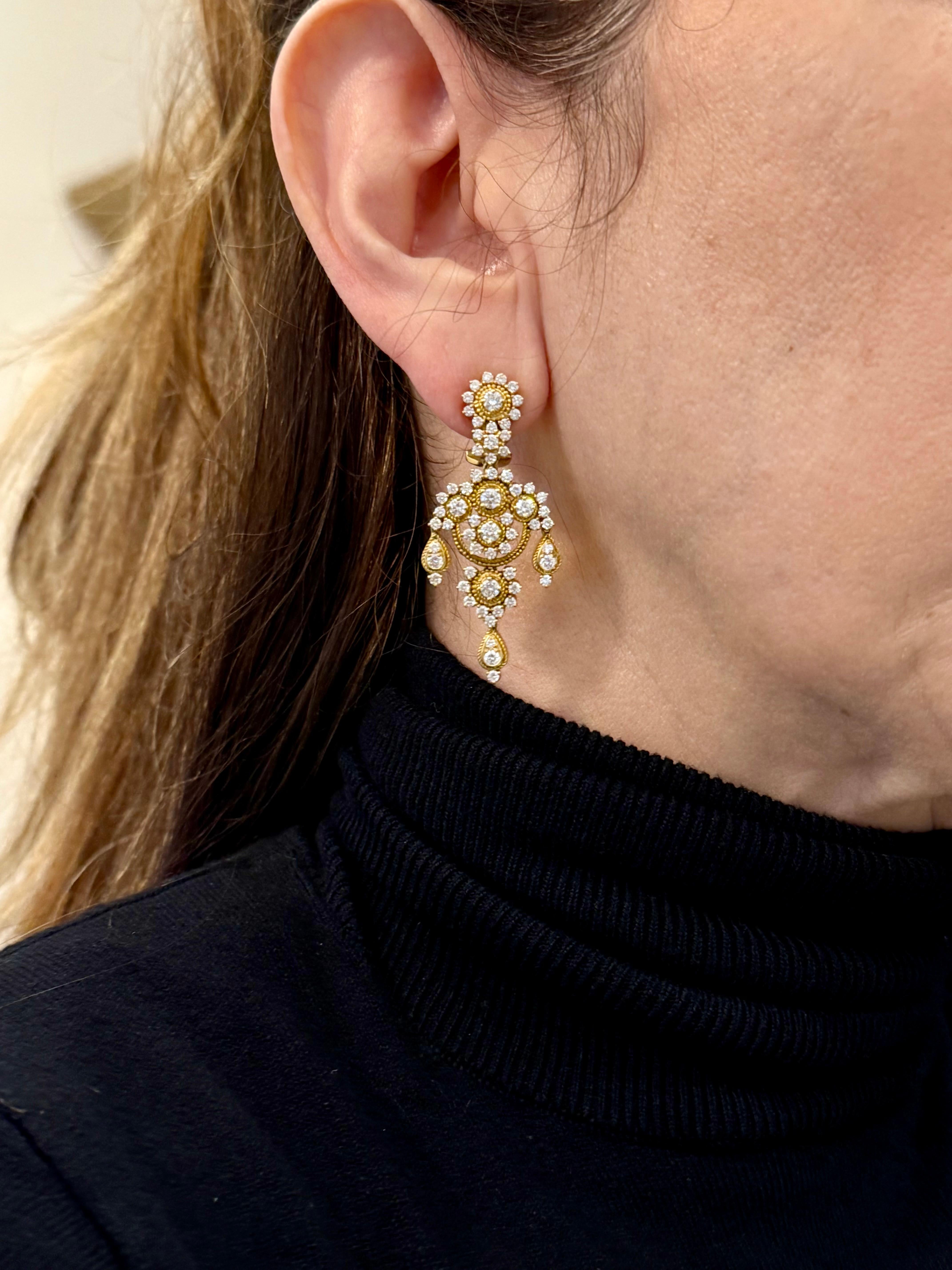 Pair of elegant 18 K yellow Gold Diamond Chandelier earrings In Excellent Condition For Sale In Zurich, Zollstrasse