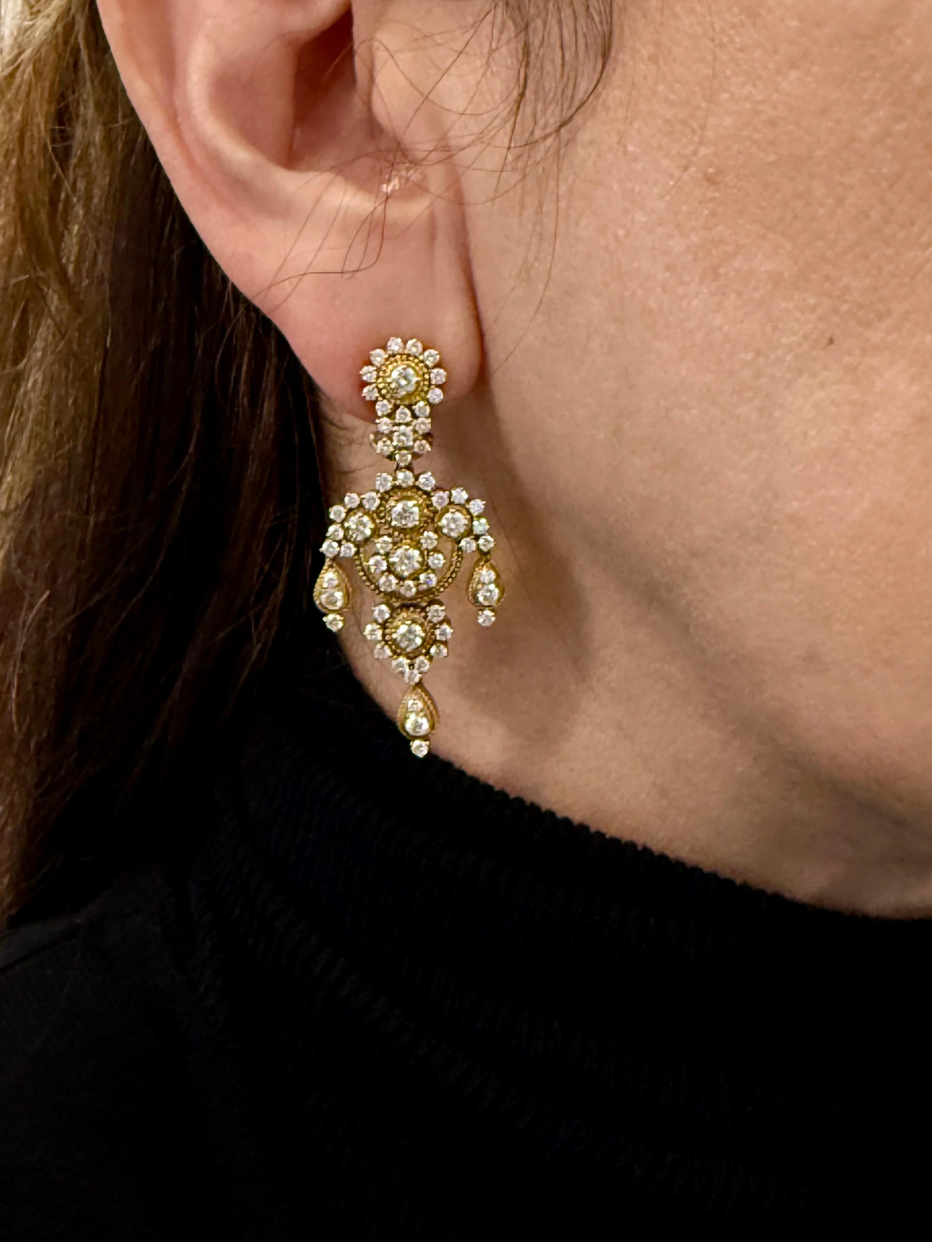 Women's Pair of elegant 18 K yellow Gold Diamond Chandelier earrings For Sale