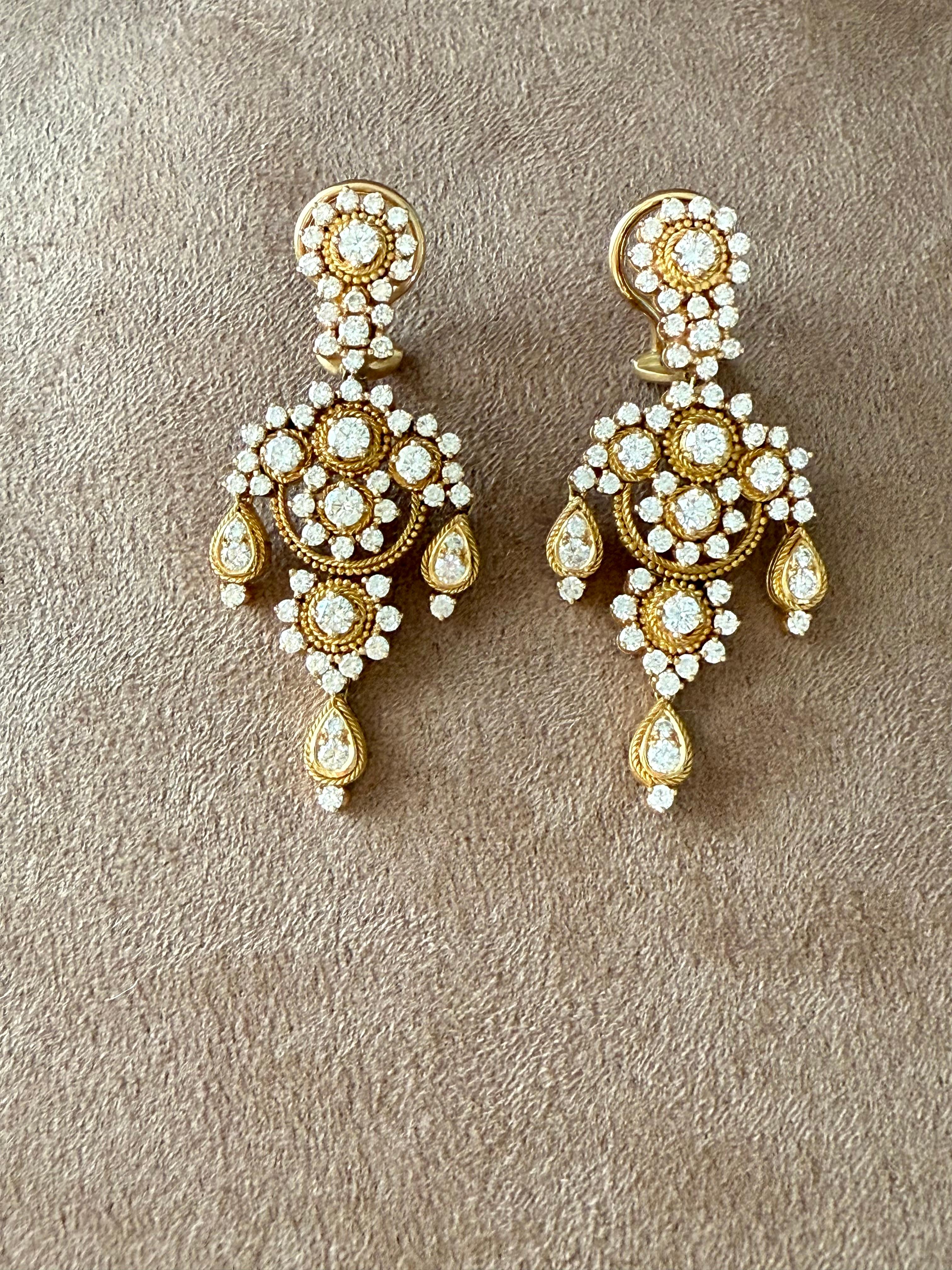 Pair of elegant 18 K yellow Gold Diamond Chandelier earrings For Sale 1