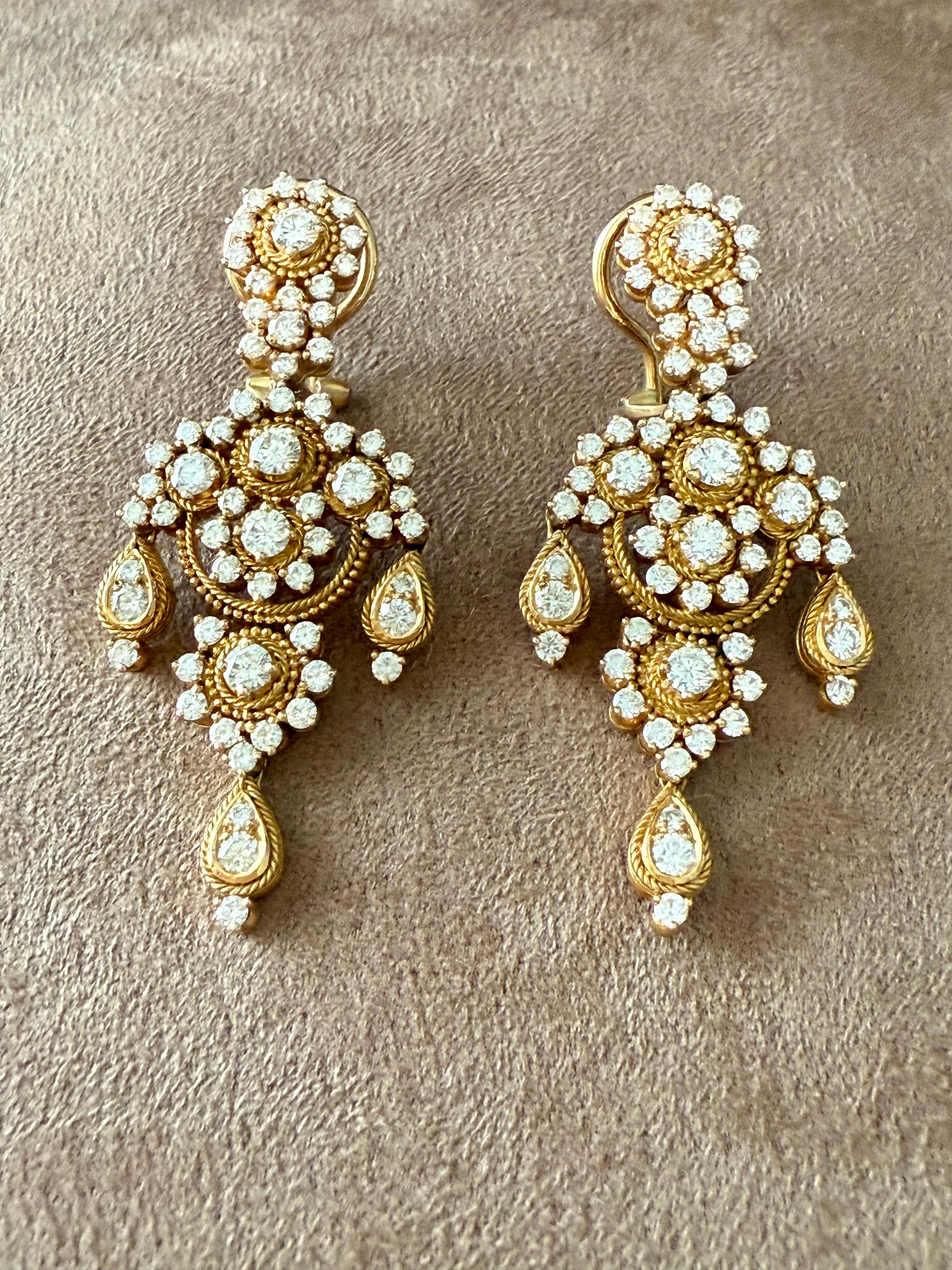 Pair of elegant 18 K yellow Gold Diamond Chandelier earrings For Sale 2