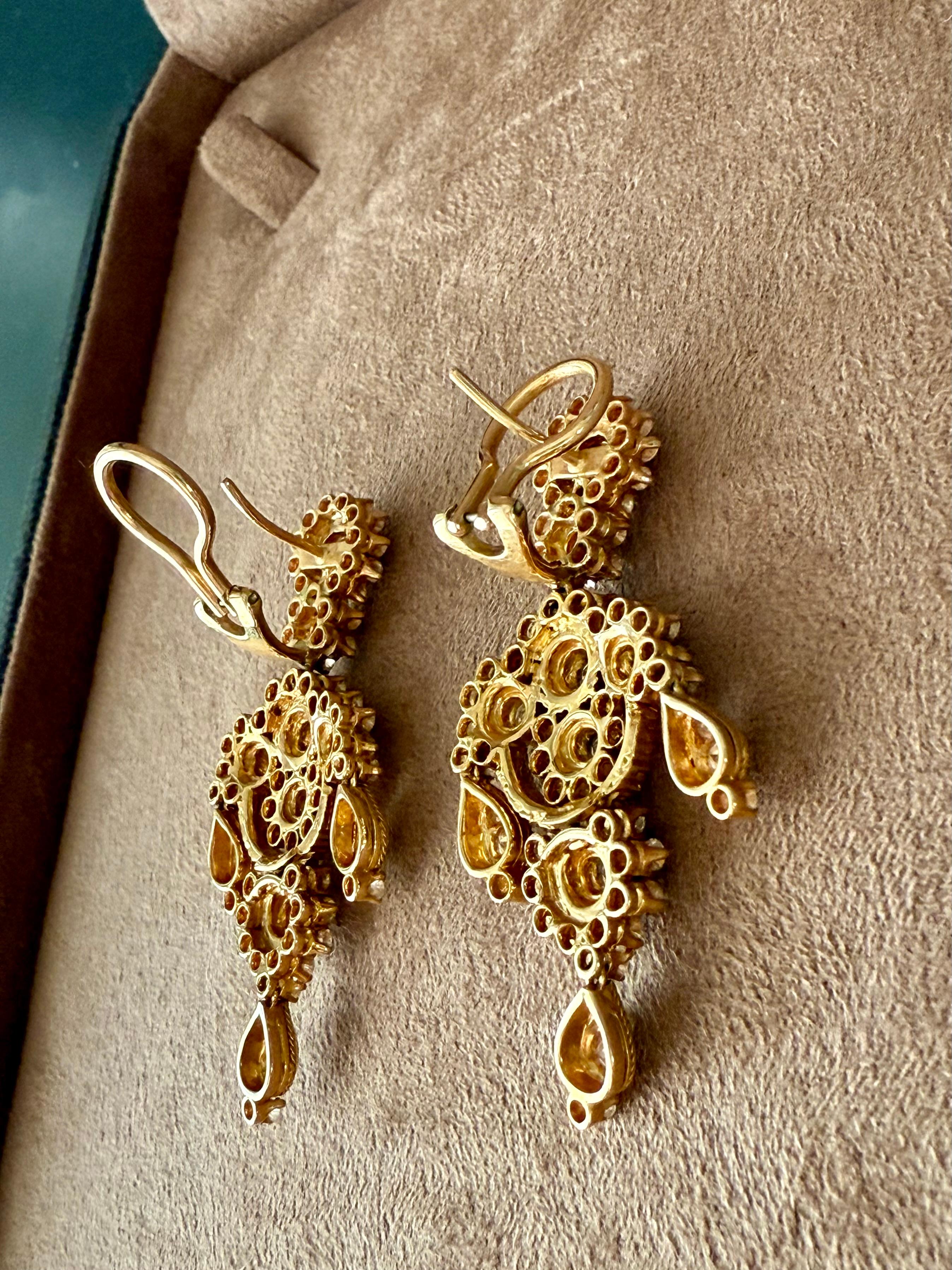 Pair of elegant 18 K yellow Gold Diamond Chandelier earrings For Sale 3