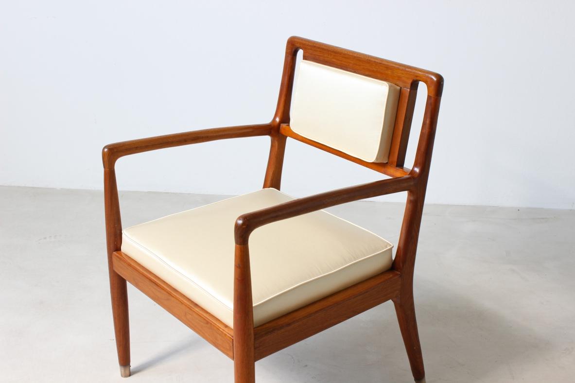 Pair of elegant 1950's chairs with armrests in turned walnut  In Excellent Condition For Sale In Milano, IT