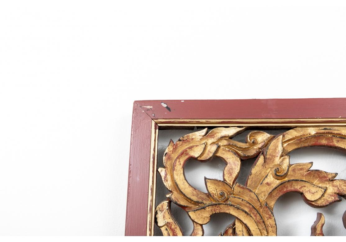 Elegante antike chinesische geschnitzte und vergoldete Paneele, Paar (Geschnitzt) im Angebot