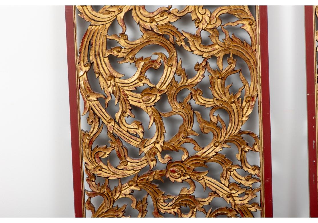 Elegante antike chinesische geschnitzte und vergoldete Paneele, Paar im Zustand „Gut“ im Angebot in Bridgeport, CT