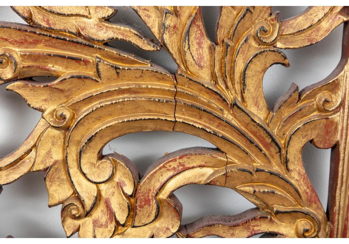 Elegante antike chinesische geschnitzte und vergoldete Paneele, Paar (Holz) im Angebot