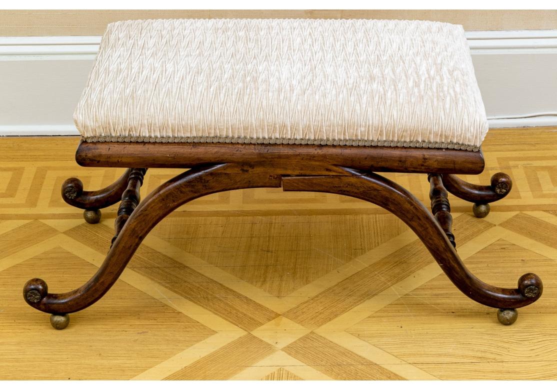 Pareja De Elegantes Bancos Tapizados De Terciopelo Plisado Antiguo Neoclásico en venta