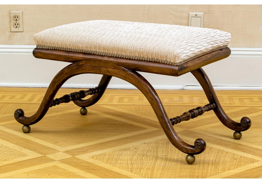 Pareja De Elegantes Bancos Tapizados De Terciopelo Plisado Antiguo siglo XIX en venta