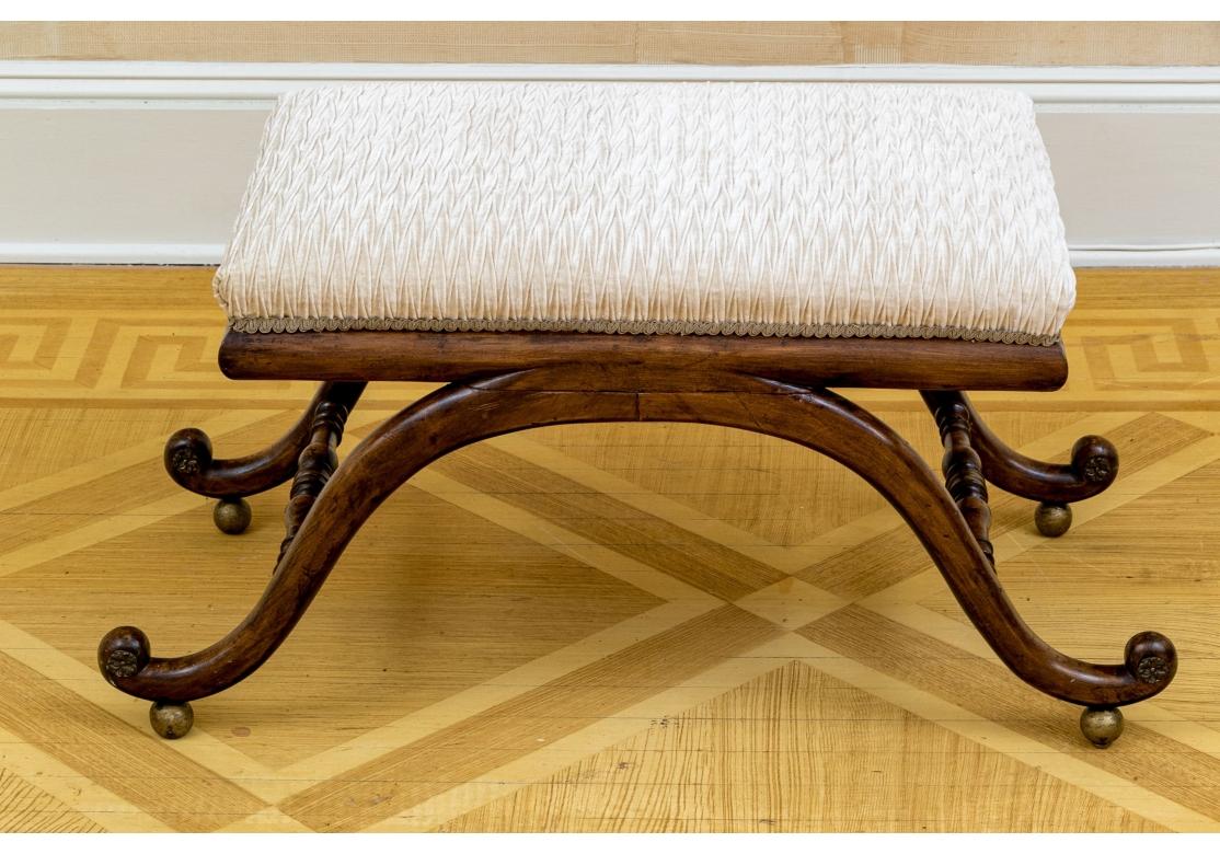 Pareja De Elegantes Bancos Tapizados De Terciopelo Plisado Antiguo Latón en venta